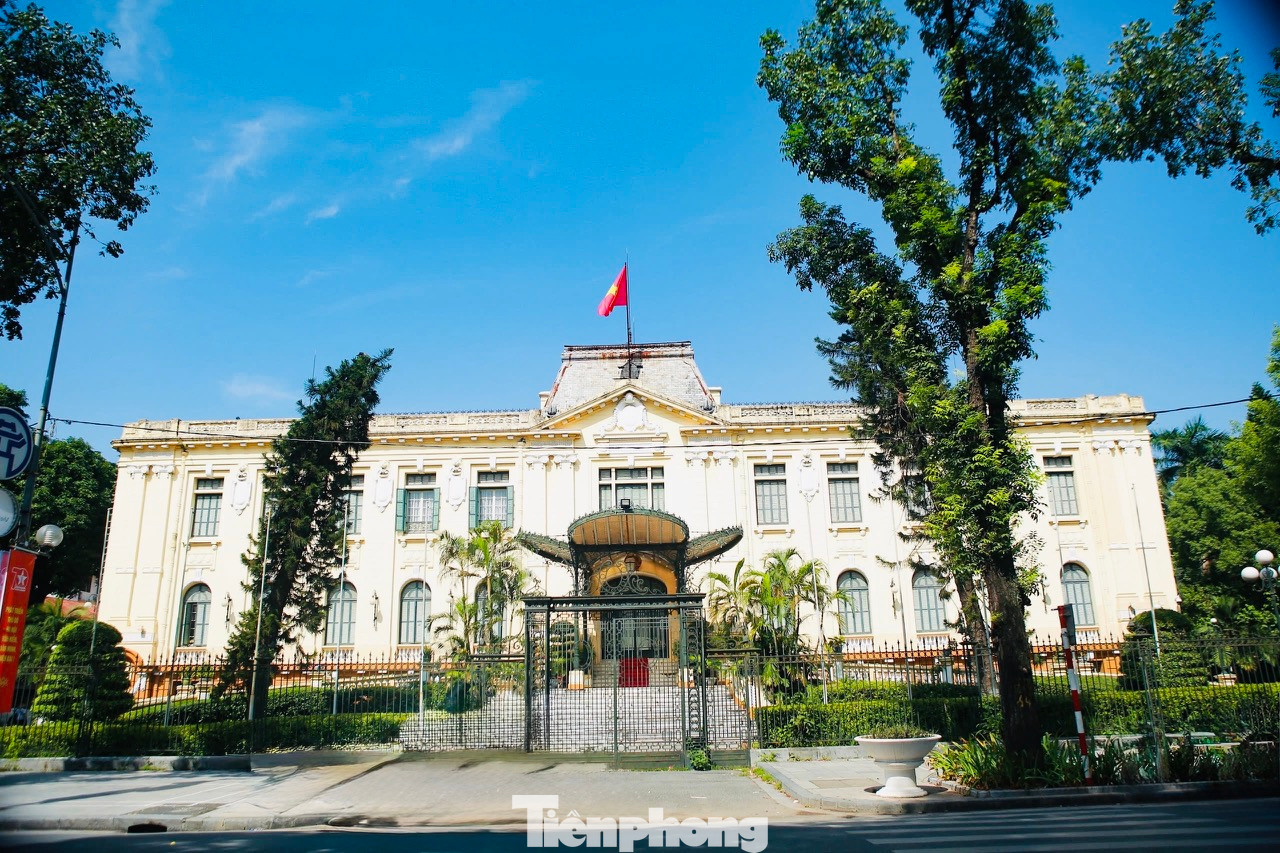 Bắc Bộ phủ là một trong những nơi đầu tiên quân đội Nhân dân Việt Nam tiếp quản tại Thủ đô vào ngày trọng đại 70 năm về trước. Tòa nhà Bắc Bộ phủ mang phong cách kiến trúc Pháp cổ điển này được xây dựng vào năm 1918 trên phần đất của chùa Báo Ân xưa. Tòa nhà đã trải hai cuộc kháng chiến chống Pháp và chống Mỹ cứu nước của dân tộc. Hiện nay tòa nhà là Nhà khách Chính phủ tọa lạc ở số 12 phố Ngô Quyền, quận Hoàn Kiếm, Hà Nội.