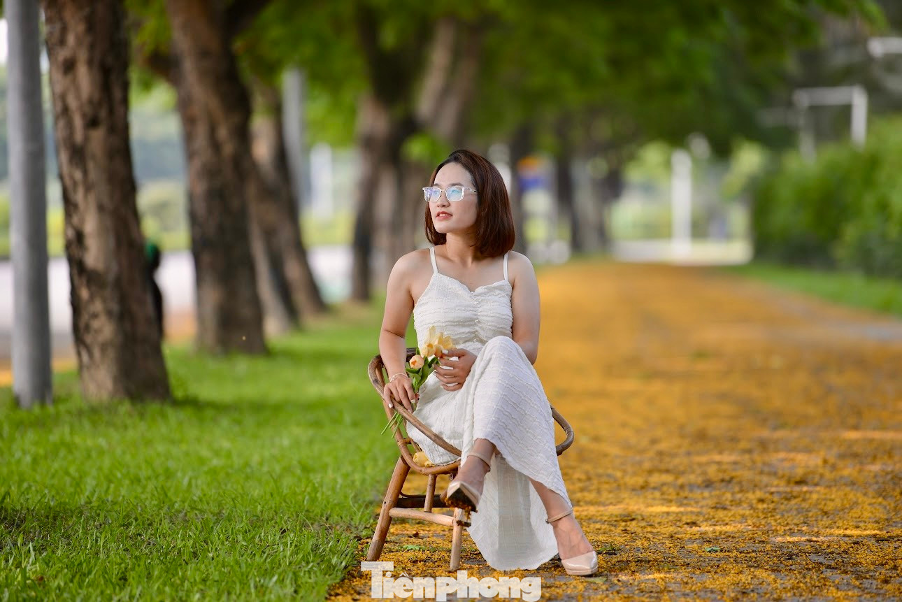 Hoa giáng hương nở rất nhanh, chỉ trong khoảng một tuần, nên nhân dịp nghỉ lễ, nhiều cư dân thủ đô và du khách đã tranh thủ dạo phố ngắm hoa và ghi lại những hình ảnh đáng nhớ trong mùa hoa tuyệt đẹp này.