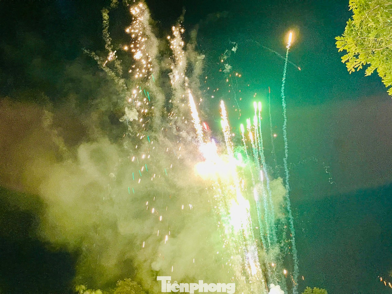 Thay vì đón khoảnh khắc đếm ngược (countdown) chào năm mới ở trung tâm thành phố, nhiều gia đình và nhóm bạn trẻ lại lựa chọn một nơi vắng vẻ, dựng lều cắm trại đón năm mới.