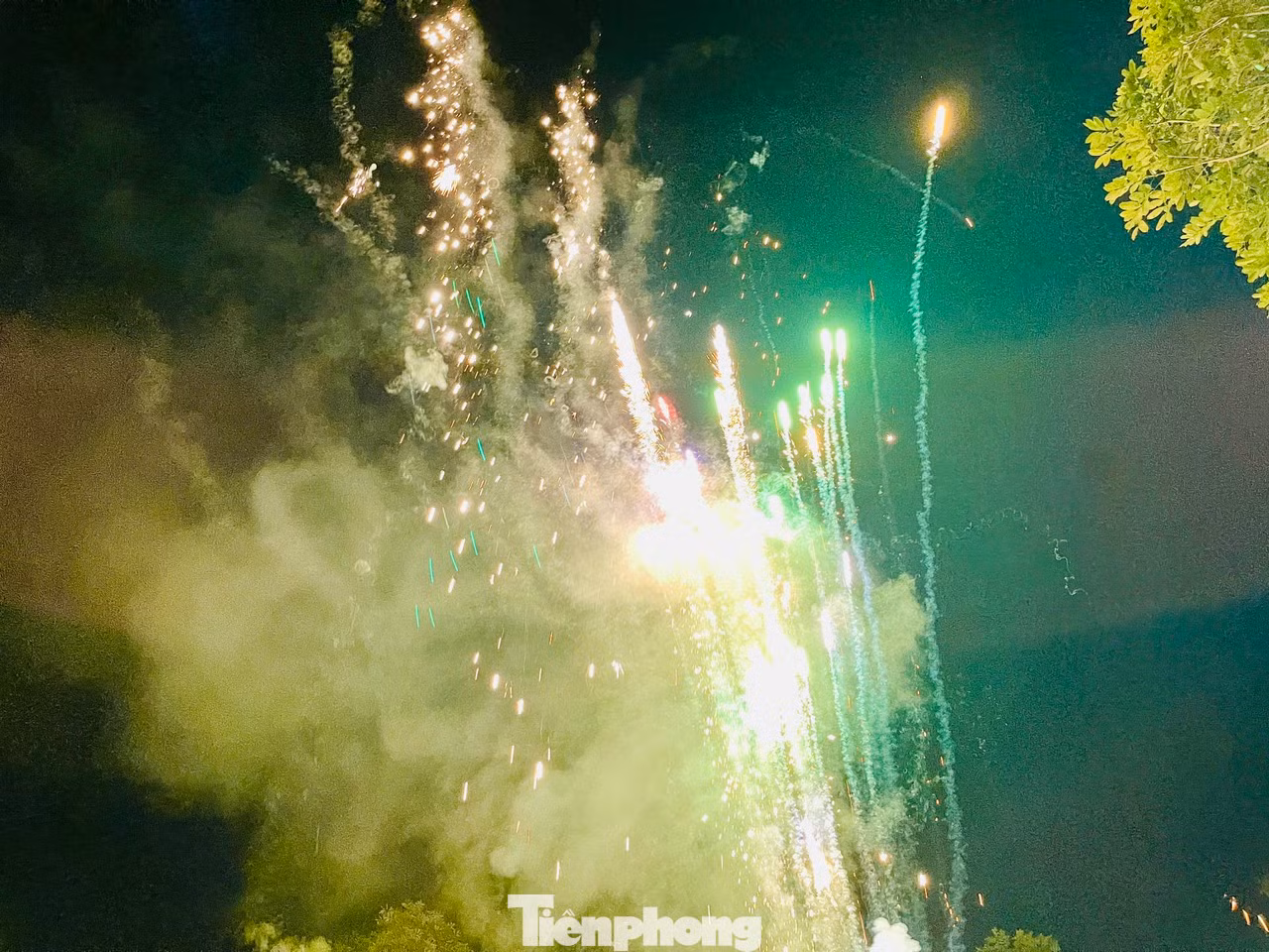 Thay vì đón khoảnh khắc đếm ngược (countdown) chào năm mới ở trung tâm thành phố, nhiều gia đình và nhóm bạn trẻ lại lựa chọn một nơi vắng vẻ, dựng lều cắm trại đón năm mới.