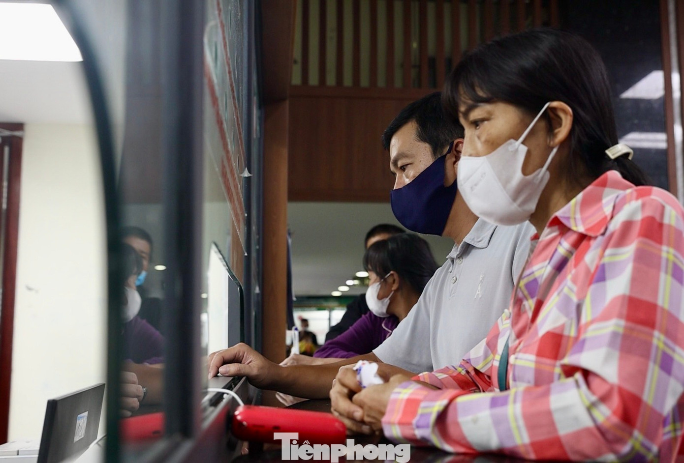 Người dân khi tới khám bệnh được nhân viên đón tiếp và hướng dẫn làm các thủ tục ngay tại sảnh tầng 1. Nhiều người sống ở Hà Nội cho biết, khám bệnh trong khung giờ này mang lại nhiều thuận lợi hơn, không ảnh hưởng tới công việc hàng ngày và cũng tránh được cảnh xếp hàng đông đúc.