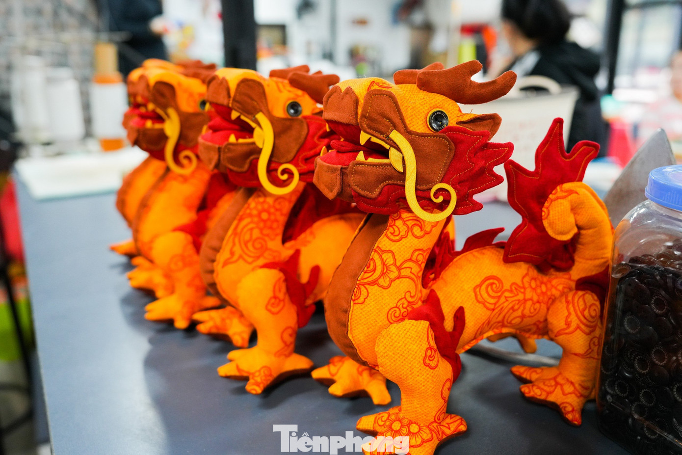 Linh vật rồng thổ cẩm được sản xuất với kích cỡ to nhỏ khác nhau, phù hợp với nhu cầu của mỗi người.