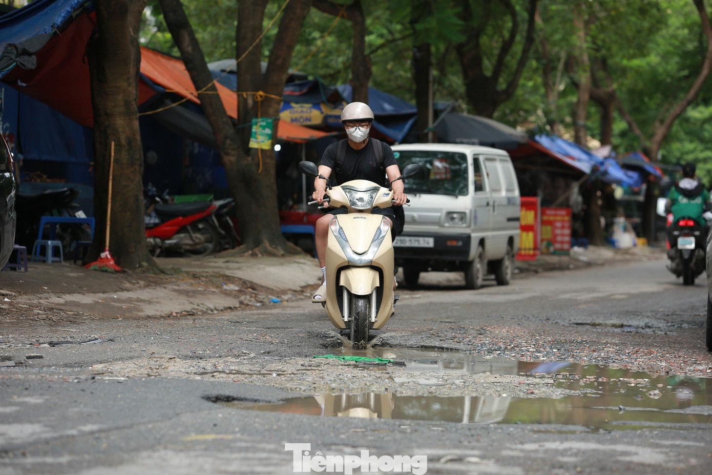 Vào những ngày mưa, nước ứ đọng thành vũng lớn khiến đoạn đường trở nên nhếch nhác và mất an toàn. Vào những ngày mưa, nước ứ đọng thành vũng lớn khiến đoạn đường trở nên nhếch nhác và mất an toàn.