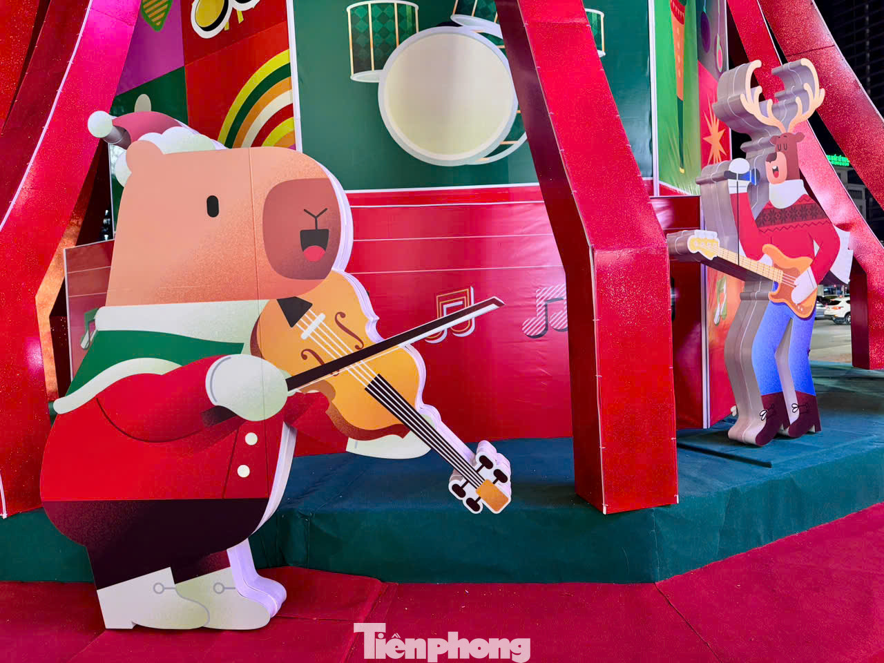 Trung tâm thương mại nằm trên phố Trần Duy Hưng nổi bật với cây thông Noel khổng lồ cùng điểm nhấn là ban nhạc các nhân vật hoạt hình ngộ nghĩnh.