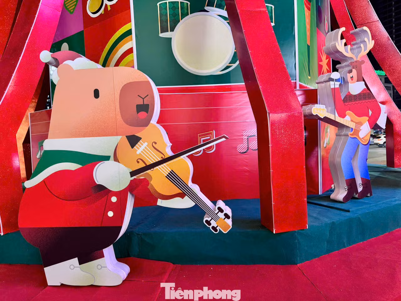 Trung tâm thương mại nằm trên phố Trần Duy Hưng nổi bật với cây thông Noel khổng lồ cùng điểm nhấn là ban nhạc các nhân vật hoạt hình ngộ nghĩnh.