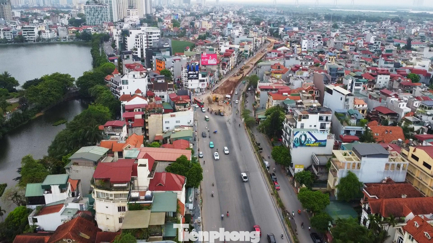Theo Ban Giao thông Hà Nội, đoạn đường có chiều dài hơn 250 mét, lưu lượng xe đi lại đông và đã được thi công hoàn thiện sớm để giải quyết một phần ảnh hưởng đến giao thông.