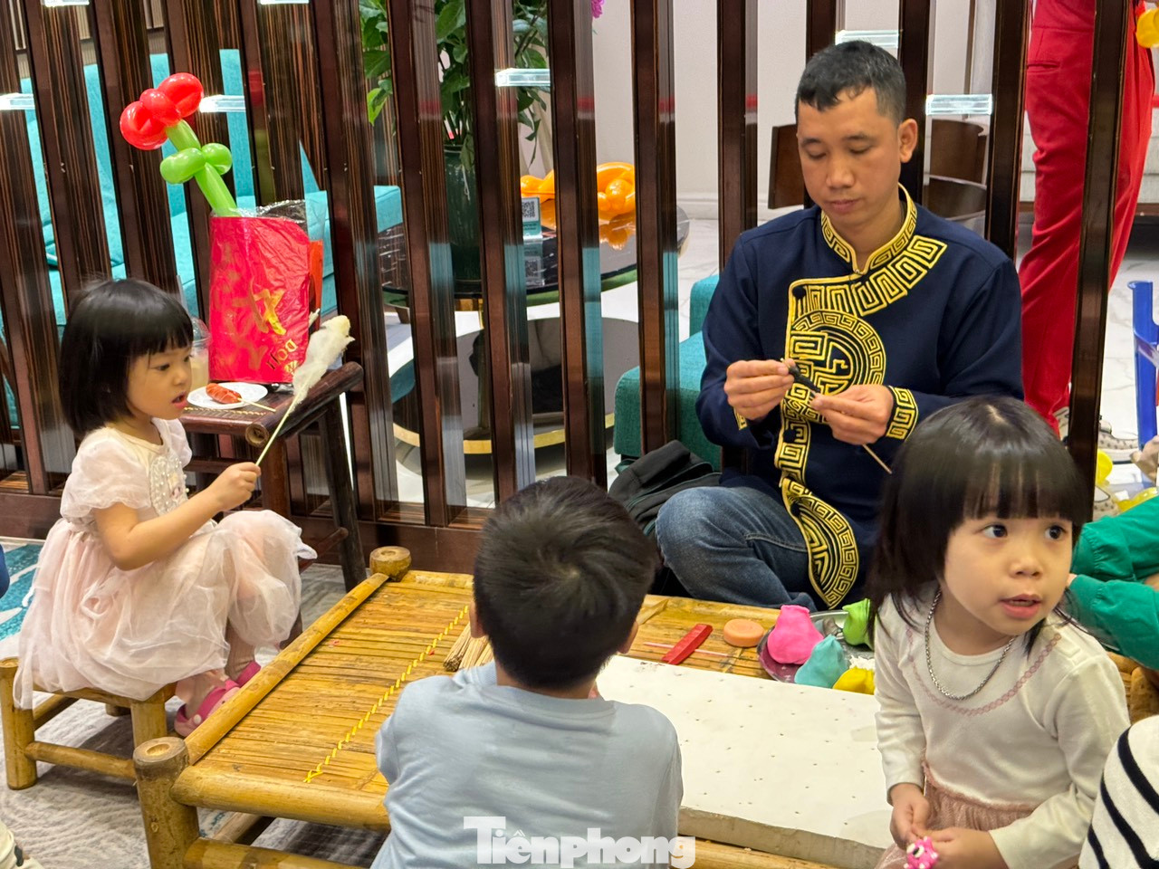 Năm nay, mùng 10 tháng Giêng vào ngày thứ hai đầu tuần, các thương hiệu vàng lớn tận dụng 2 ngày cuối tuần là thứ bảy, chủ nhật (mùng 8-9 tháng Giêng) tung ra hàng loạt các sự kiện như viết chữ thư pháp, nặn tò he... ưu đãi hấp dẫn để thu hút người tiêu dùng.