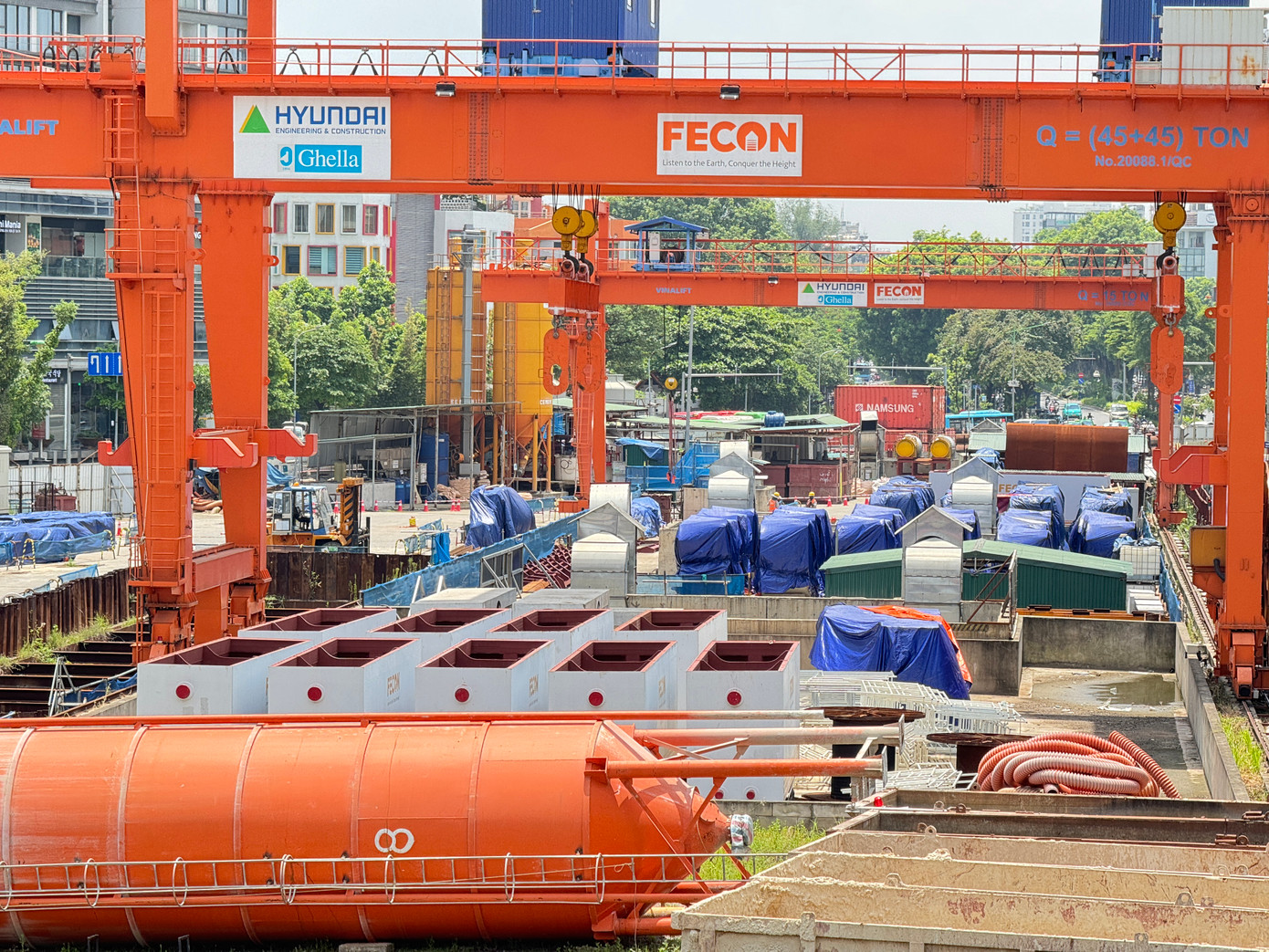 Ngày 6/7, nhà thầu bắt đầu rào chắn đoạn dưới gầm cầu vượt nút giao Nguyễn Chí Thanh - Kim Mã phục vụ thi công dốc hạ ngầm. Máy đào hầm TBM dự kiến vận hành trong vài ngày tới.