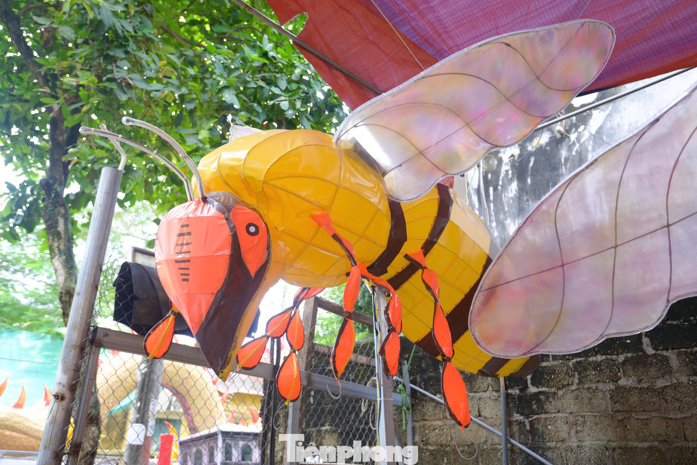 Còn gần một tháng nữa mới đến Tết Trung thu nhưng thời điểm này trên các con đường của thành phố Tuyên Quang đã sôi động. Để có được những chiếc đèn khổng lồ, rực rỡ sắc màu như vậy là cả sự kỳ công và tâm huyết của rất nhiều người.