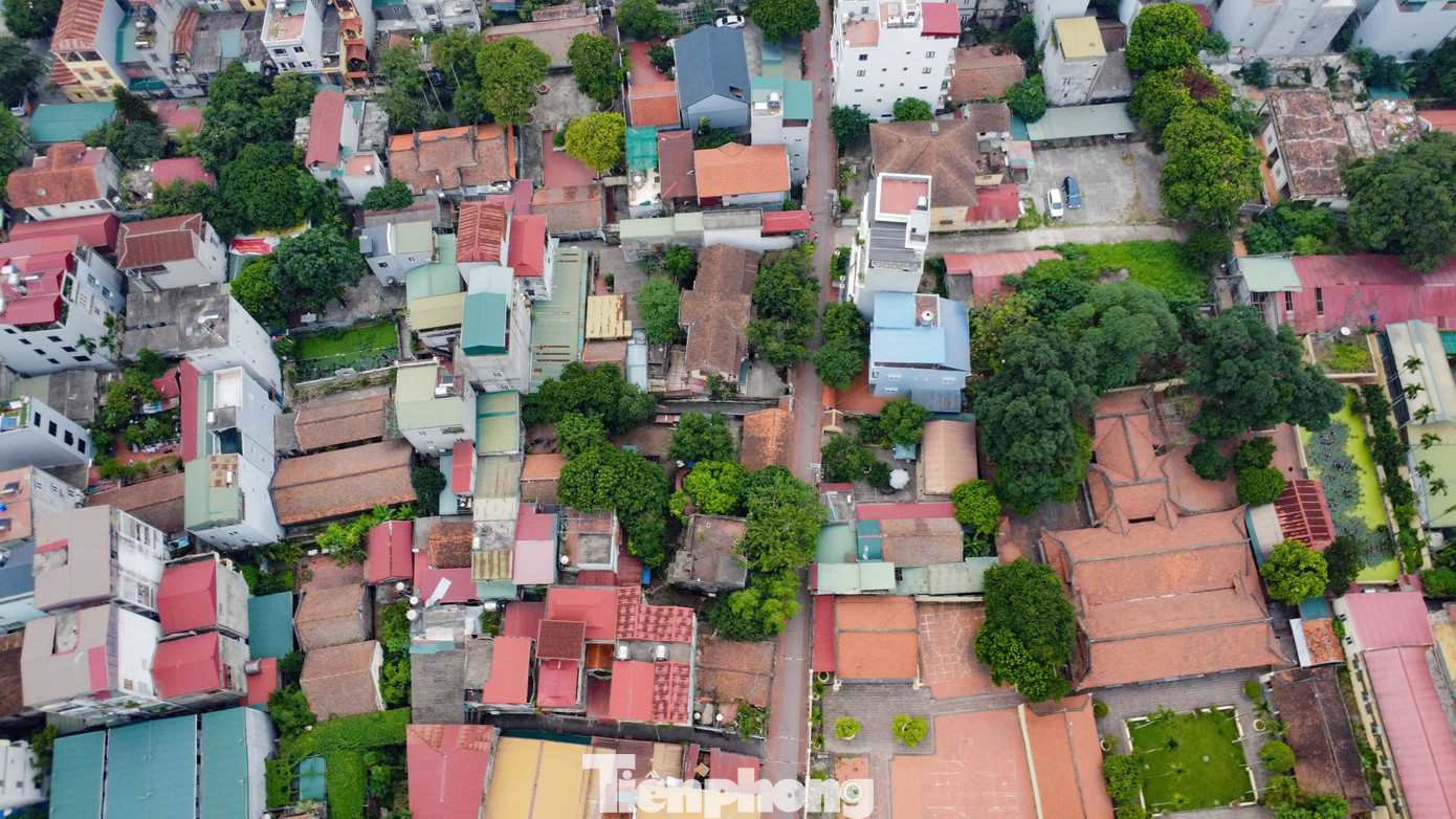 Làng Đông Ngạc là một trong số ít những ngôi làng được vinh dự biết đến với cái tên làng khoa bảng (làng tiến sĩ). Xuyên suốt chiều dài lịch sử, làng Đông Ngạc có rất nhiều những người trí thức học rộng tài cao.