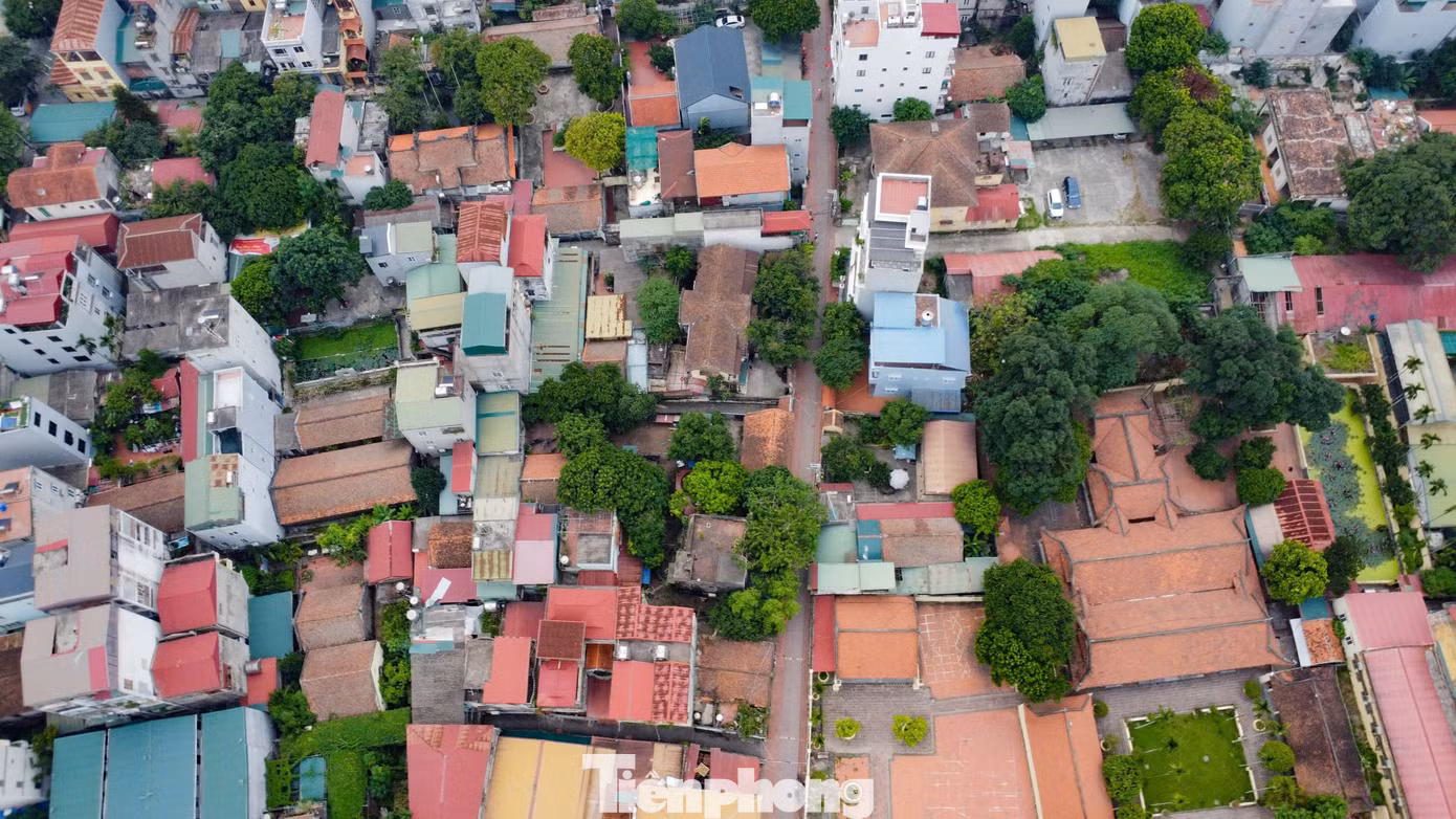 Làng Đông Ngạc là một trong số ít những ngôi làng được vinh dự biết đến với cái tên làng khoa bảng (làng tiến sĩ). Xuyên suốt chiều dài lịch sử, làng Đông Ngạc có rất nhiều những người trí thức học rộng tài cao.