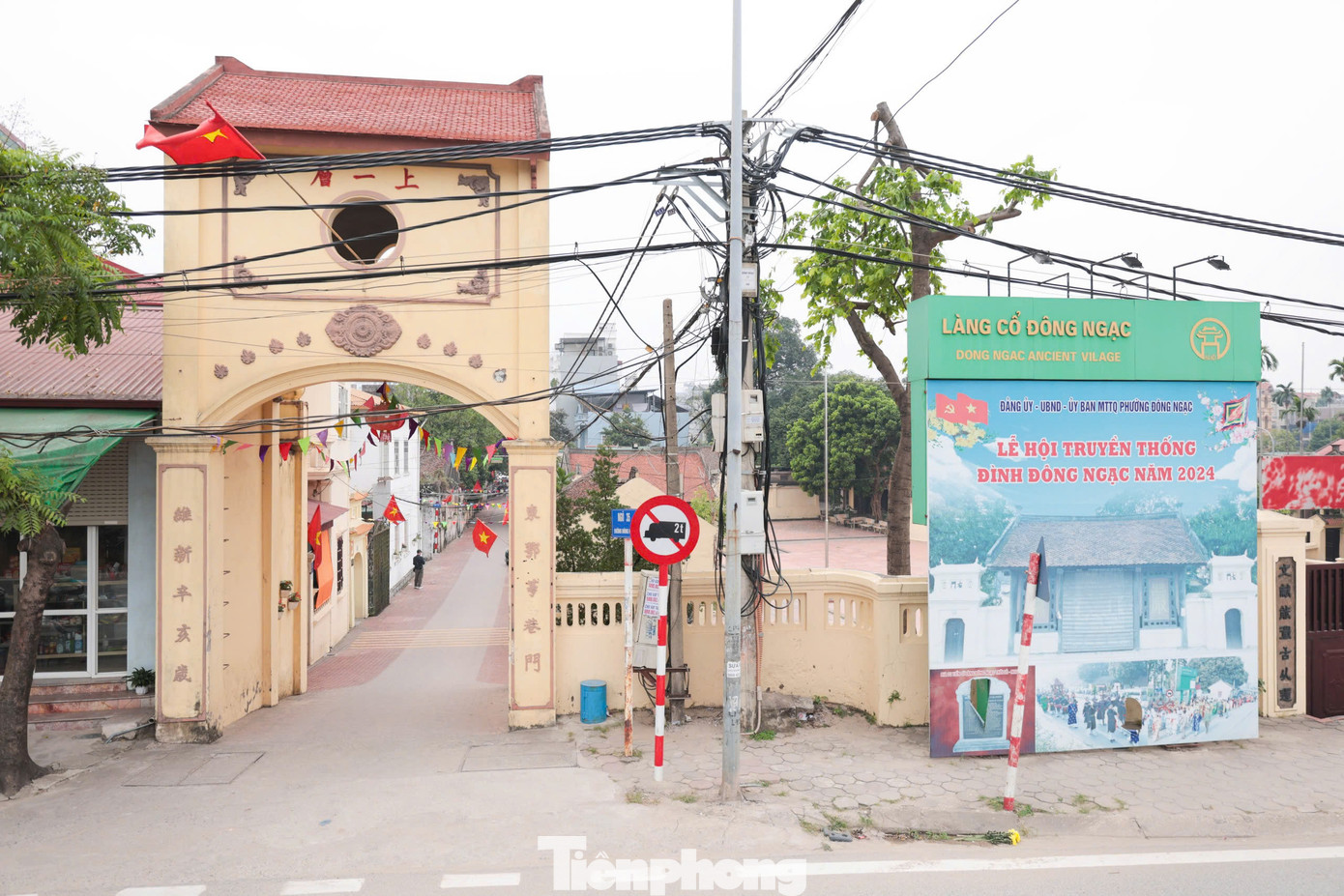 Làng Đông Ngạc được thành lập vào cuối đời nhà Trần, khoảng những năm 1346 đến năm 1370. Trước khi được đổi tên thành "Đông Ngạc" vào thời Hậu Lê, ngôi làng yên bình này ban đầu được gọi là Kẻ Vẽ. Vì vậy, dân gian thường lưu truyền câu nói "Đất Kẻ Giàn, quan Kẻ Vẽ