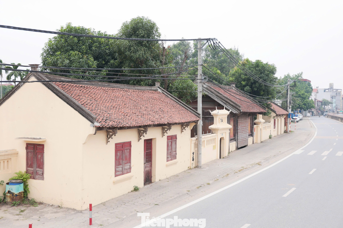 Làng Đông Ngạc được thành lập vào cuối đời nhà Trần, khoảng những năm 1346 đến năm 1370. Trước khi được đổi tên thành "Đông Ngạc" vào thời Hậu Lê, ngôi làng yên bình này ban đầu được gọi là Kẻ Vẽ. Vì vậy, dân gian thường lưu truyền câu nói "Đất Kẻ Giàn, quan Kẻ Vẽ