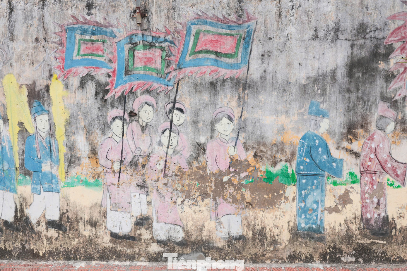 Làng Đông Ngạc còn hiện hữu nhiều ngôi nhà có tuổi đời lên tới hàng trăm năm. Những cánh cổng gỗ, những nếp nhà rêu phong, những con đường gạch trong một không gian yên bình.