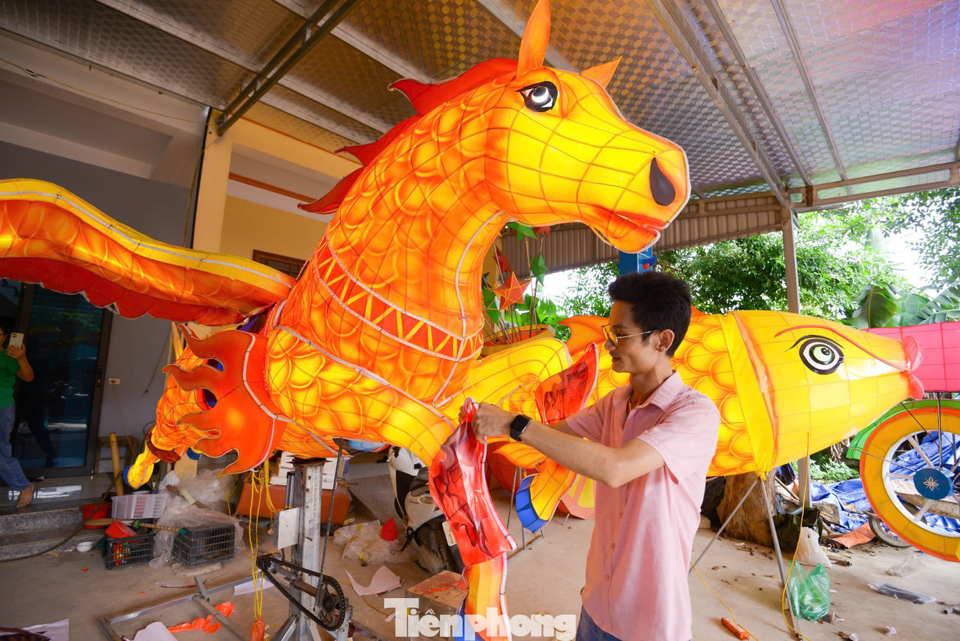 "Khi nhìn vào những mô hình đèn Trung thu phải toát lên sự gần gũi, thân thiện. Những con thú thường sẽ có độ tinh nghịch nên nét vẽ các bộ phận như tay, chân, mắt, mũi… cần cố gắng làm cho nó giống nhất có thể so với ngoài đời. Đôi khi mình có thể nhấn nhá, cách điệu nhưng cuối cùng quan trọng nhất vẫn là cái hồn cốt...”, kiến trúc sư Vũ Hoàng Châu cho biết.