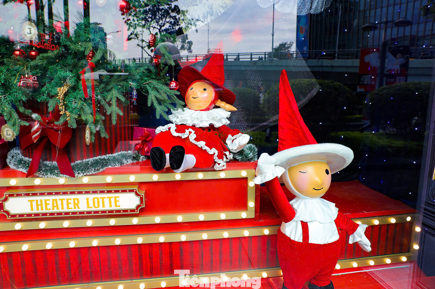 Người tuyết khổng lồ và các nhân vật hoạt hình xuất hiện trước cửa trung tâm thương mại trên phố Đào Tấn.