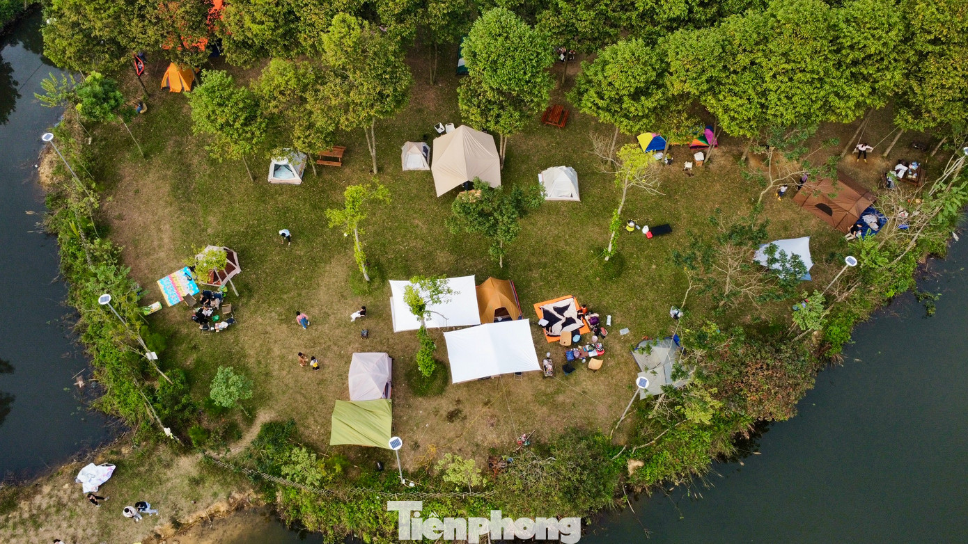 Những địa điểm cắm trại gần Hà Nội như núi Hàm Lợn, Vườn Quốc gia Ba Vì, Đồng Mô....đều đông kín các gia đình đến cắm trại.