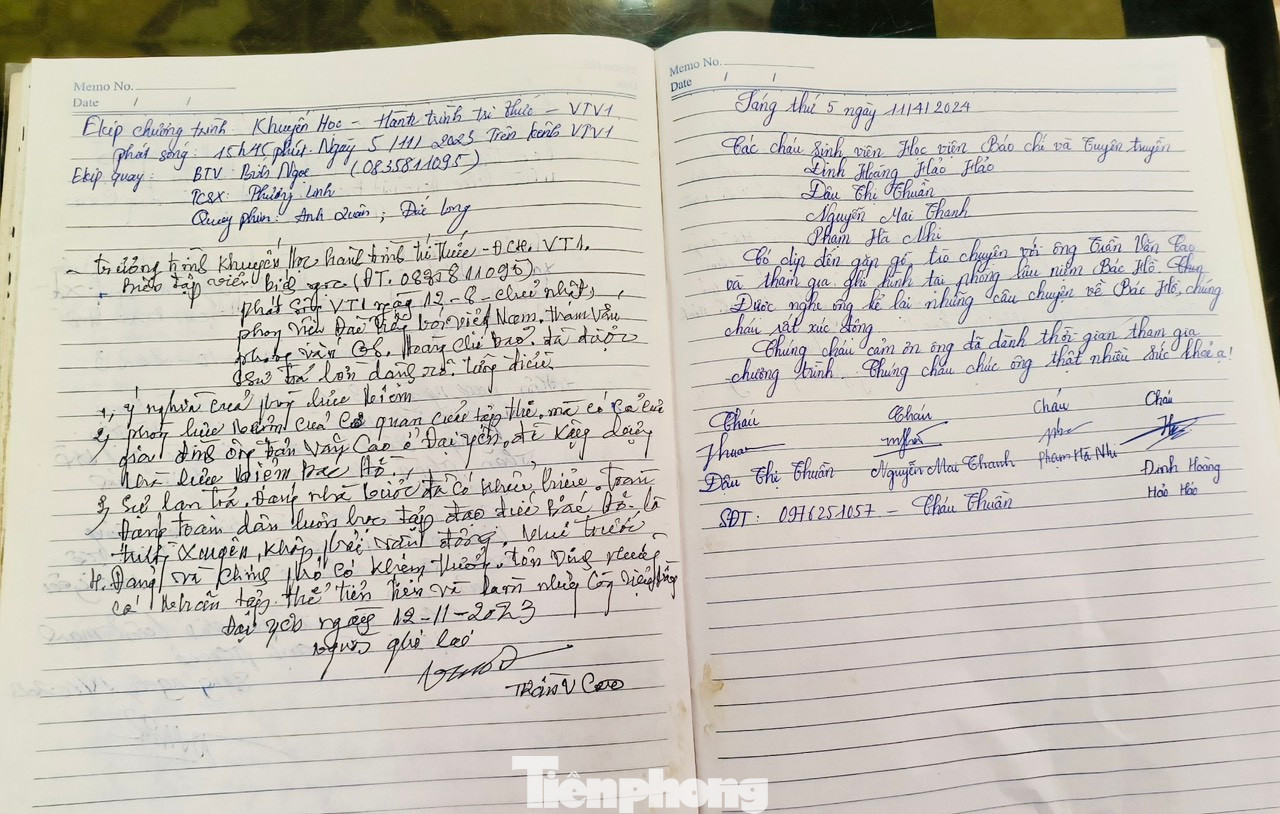 Mỗi khi có khách đến tham quan, ông Cao gác lại mọi công việc, nhập vai thuyết minh viên bảo tàng kể từng câu chuyện về Bác gắn liền với các bức ảnh. Những cuốn sổ cứ dày lên theo thời gian ghi lại cảm xúc của mọi người khi có dịp ghé thăm bảo tàng đặc biệt này lại tiếp thêm sức mạnh cho ông Cao.