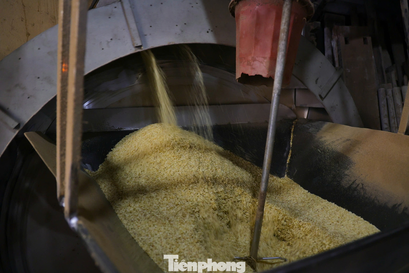 Chất lượng cốm đầu ra chủ yếu phụ thuộc vào quy trình làm cốm cầu kỳ, tỉ mỉ mà người Mễ Trì đã nắm tường tận. Quy trình làm ra cốm cũng lắm công đoạn, gồm rang, sàng sẩy, giã... Từ lúc bắt đầu cho đến khi làm ra mẻ cốm non mất khoảng 4-5 tiếng trở lên. "Bí quyết để làm ra những mẻ cốm ngon bắt đầu từ khâu chọn thời điểm gặt lúa. Khi lúa đến thì con gái, phải thăm lúa liên tục xem thời điểm nào hạt thóc chớm đông sữa thì gặt về. Một tạ thóc, tùy theo độ ngon của hạt thóc sẽ thu được 17-18 kg cốm thành phẩm", chị Tú Lan cho hay.