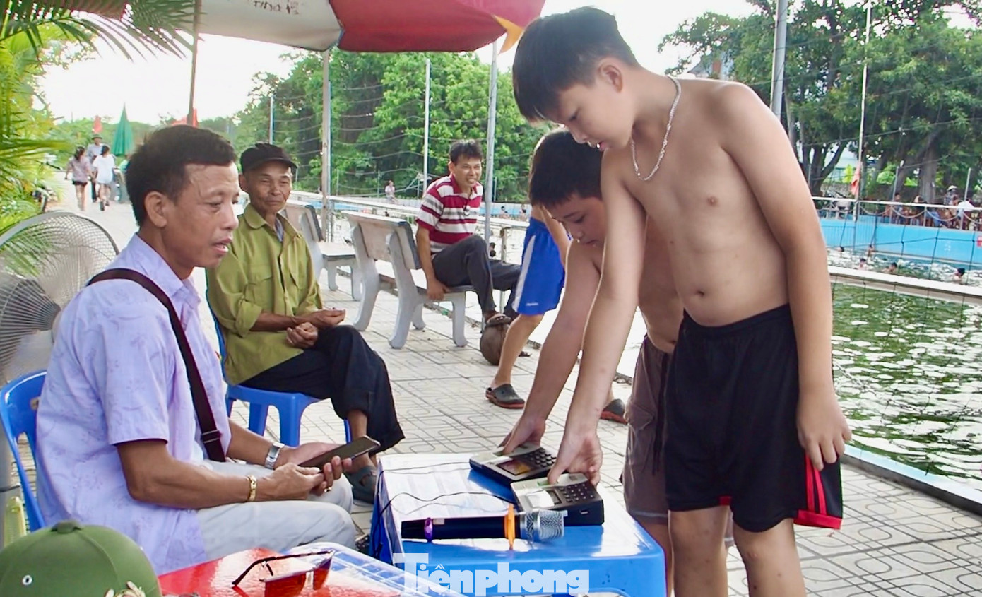 Các bạn nhỏ trong làng hiện đã có thể bơi thỏa thích trong cả mùa hè với mức thu phí 100.000 nghìn đồng/người. Đại diện ban quản lý bể bơi cho biết, số tiền đó để chi trả cho việc thay nước, vệ sinh ao và phụ phí cho nhân viên cứu hộ, an ninh... Các bạn nhỏ trong làng hiện đã có thể bơi thỏa thích trong cả mùa hè với mức thu phí 100.000 nghìn đồng/người. Đại diện ban quản lý bể bơi cho biết, số tiền đó để chi trả cho việc thay nước, vệ sinh ao và phụ phí cho nhân viên cứu hộ, an ninh...