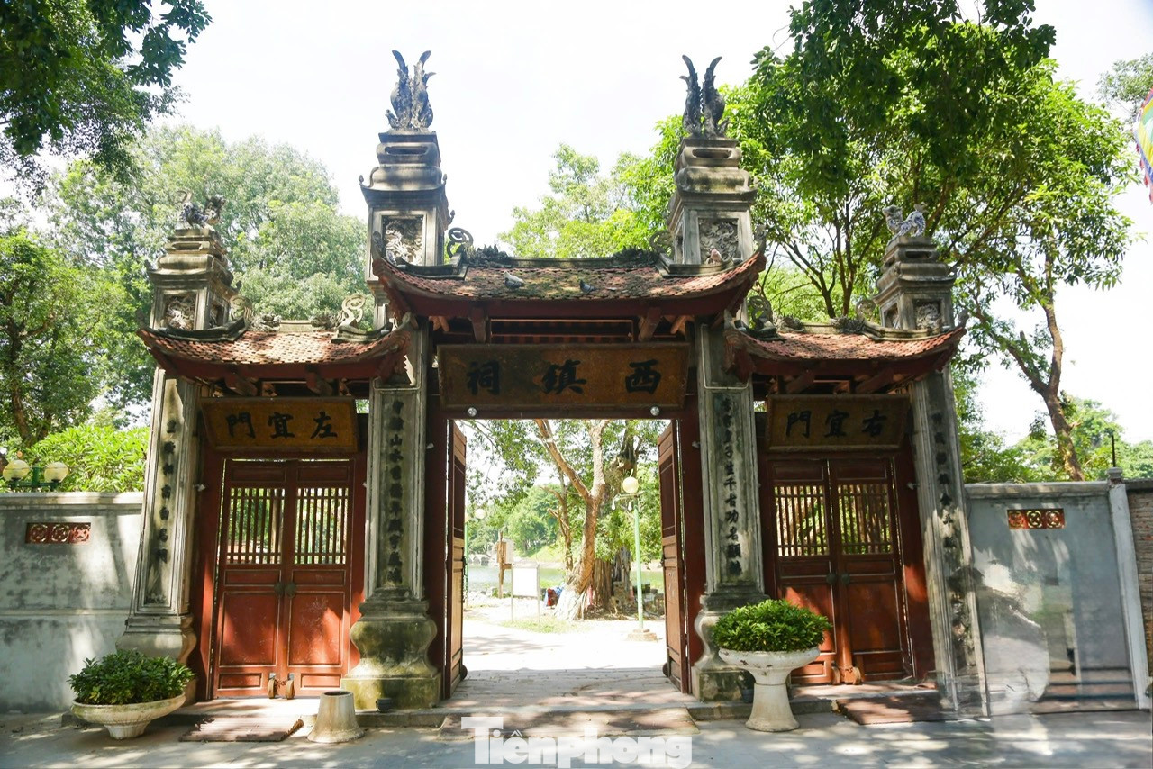 Đền Voi Phục trấn phía Tây nằm giữa những tán cây cổ thụ, sừng sững, uy nghi trải qua hàng nghìn năm lịch sử, nay thuộc địa phận phường Cầu Giấy, Ba Đình (bên công viên Thủ Lệ.