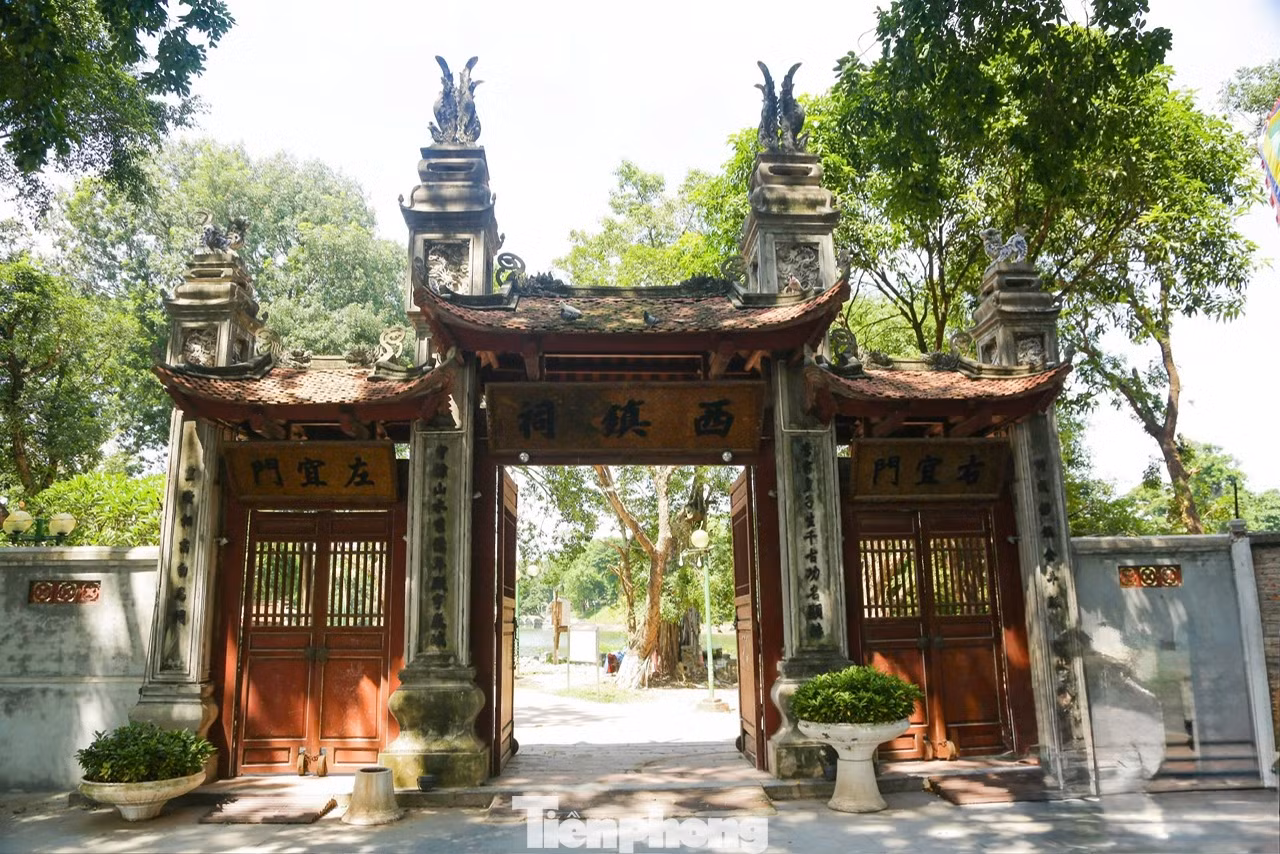 Đền Voi Phục trấn phía Tây nằm giữa những tán cây cổ thụ, sừng sững, uy nghi trải qua hàng nghìn năm lịch sử, nay thuộc địa phận phường Cầu Giấy, Ba Đình (bên công viên Thủ Lệ.