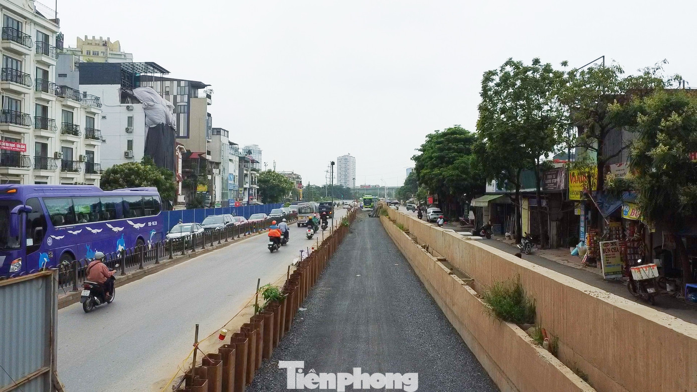 Hiện nay trên công trường dự án, nhà thầu thi công đang tiến hành lu lèn để chuẩn bị thảm nhựa. Tại khu vực đường phía trong đê một số đoạn đã được thảm nhựa phục vụ nhu cầu đi lại của người dân.