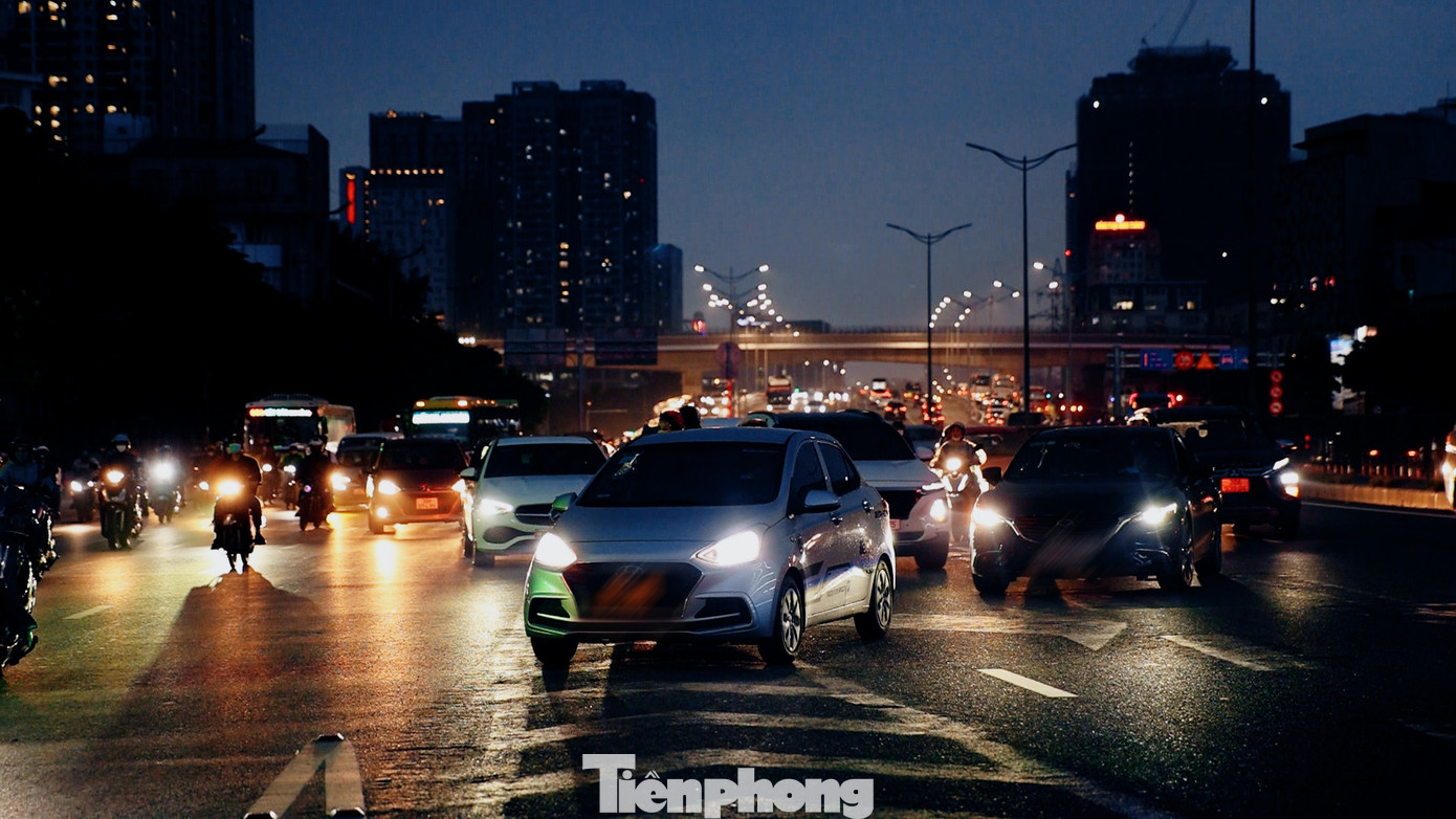 Những ngày đầu thông xe, nhiều tài xế không nắm rõ thông tin đã vi phạm các lỗi đè vạch xương cá, chuyển làn không đúng vạch kẻ, không tuân thủ biển báo mới.