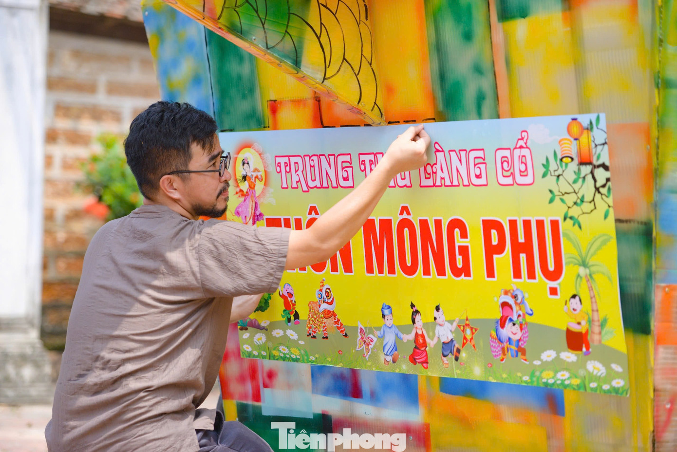 Chia sẻ với PV báo Tiền Phong, nghệ nhân Nguyễn Tấn Phát (thôn Mông Phụ, làng cổ Đường Lâm, Sơn Tây, Hà Nội) cho biết: “Con trâu được kết hợp với cổng làng quen thuộc là hình ảnh đặc trưng của làng cổ Đường Lâm. Trước đây, phần lớn người dân ở đây làm nông nghiệp vì thế hình ảnh con trâu đã khơi nguồn cảm hứng để làm ra sản phẩm ý nghĩa này. Sau 40 ngày miệt mài, tôi và người dân trong thôn Mông Phụ đã hoàn thiện mô hình trâu cổng làng ngũ sắc để tham gia dự thi trong dịp trung thu của làng cổ Đường Lâm". Chia sẻ với PV báo Tiền Phong, nghệ nhân Nguyễn Tấn Phát (thôn Mông Phụ, làng cổ Đường Lâm, Sơn Tây, Hà Nội) cho biết: “Con trâu được kết hợp với cổng làng quen thuộc là hình ảnh đặc trưng của làng cổ Đường Lâm. Trước đây, phần lớn người dân ở đây làm nông nghiệp vì thế hình ảnh con trâu đã khơi nguồn cảm hứng để làm ra sản phẩm ý nghĩa này. Sau 40 ngày miệt mài, tôi và người dân trong thôn Mông Phụ đã hoàn thiện mô hình trâu cổng làng ngũ sắc để tham gia dự thi trong dịp trung thu của làng cổ Đường Lâm".