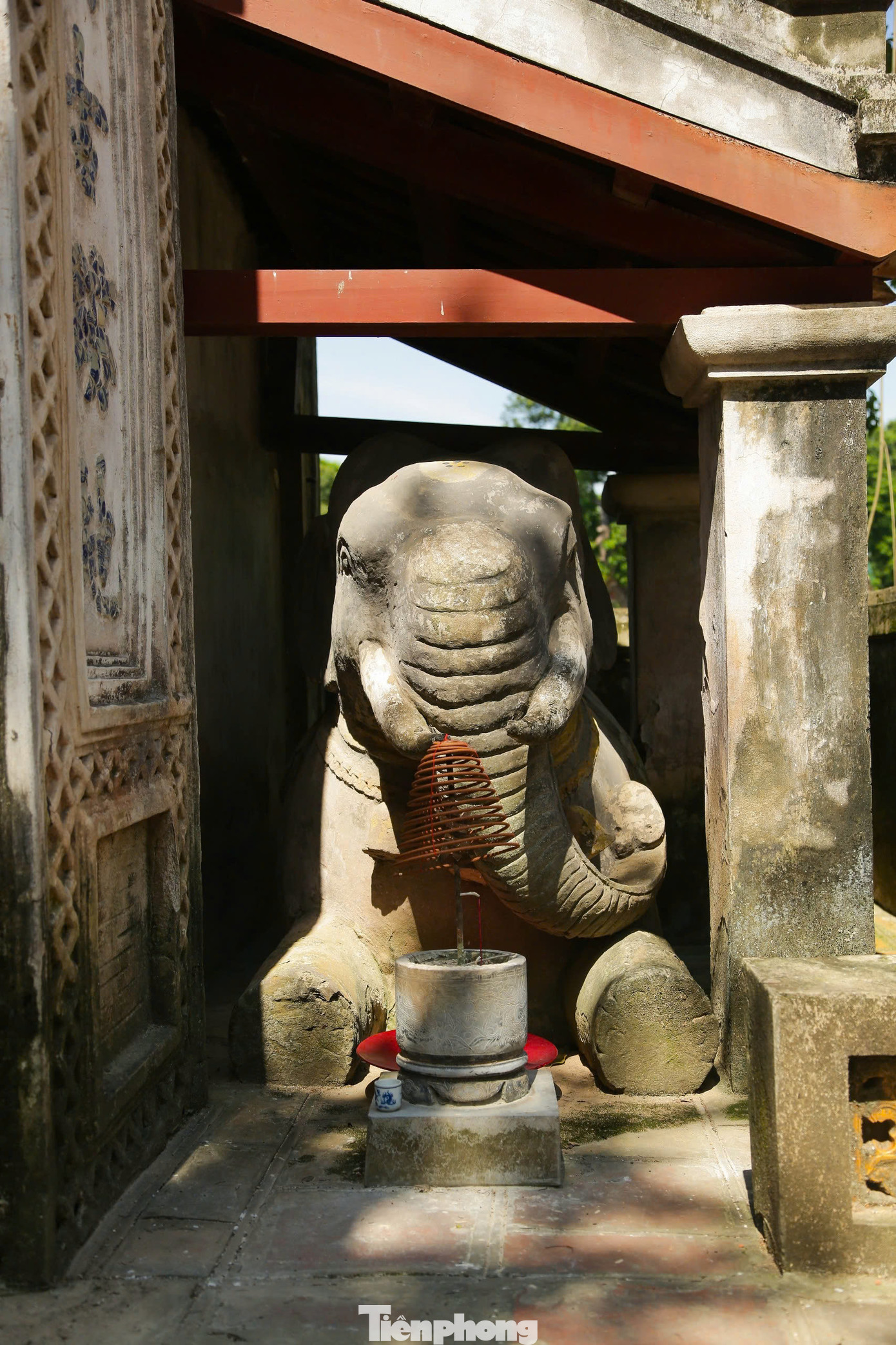 Đền còn có tên gọi là đền Voi Phục vì phía trước đền có đắp hai con voi quỳ gối, tương truyền khi hoàng tử Linh Lang ra trận thì có con voi quỳ xuống thuần phục đưa hoàng tử lên trên vành voi ra chiến trường chống quân xâm lược nhà Tống.