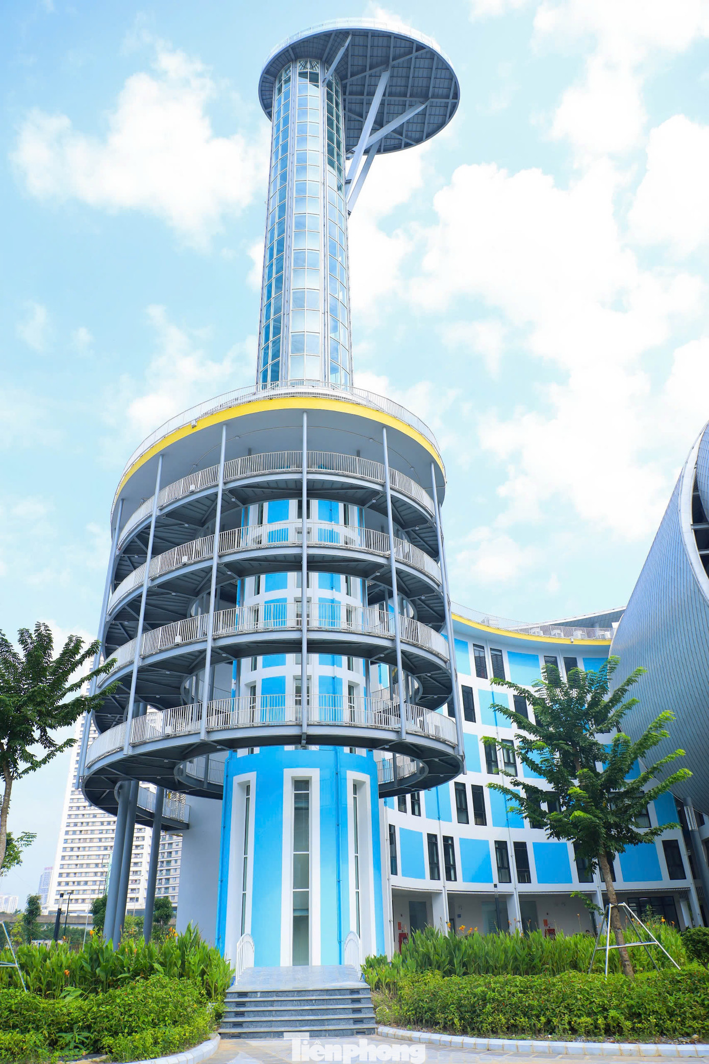 Tháp thiên văn 18 tầng cao 68 m ,nơi cao nhất của cung thiếu nhi, bên trong có hai ống nhòm và kính thiên văn.