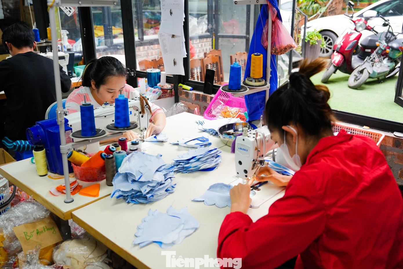 Trong xưởng may, nhân viên đang cần mẫn làm việc, chỉ nghe tiếng lạch cạch của máy khâu, tiếng sột soạt của vải vụn.