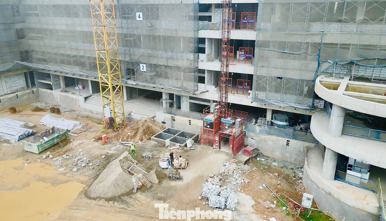 Các khối nhà đặt trên tầng hầm có diện tích 5.540m2; trong đó có bố trí khu vực kiểm soát nhiễm khuẩn, để xe, kho các loại, bể rác và các hệ thống kỹ thuật phục vụ, phụ trợ khác; phía Đông Bắc khu đất được bố trí khu kỹ thuật gồm: Trạm Ôxy, trạm xử lý nước thải, bể nước, trạm biến áp...