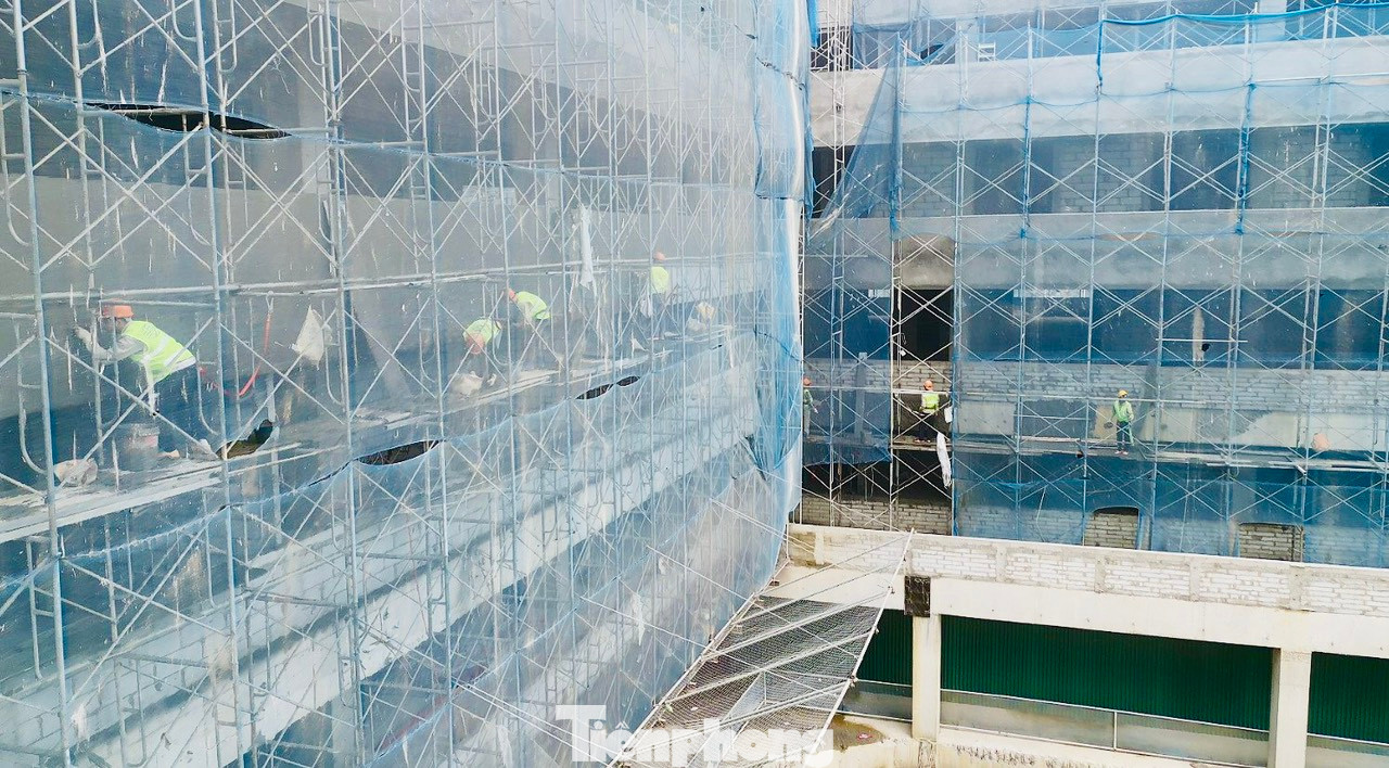 Trong đó, đơn nguyên 1A có diện tích 17.316m2 gồm Khoa Khám bệnh (với năng lực hơn 500 lượt khám/ngày); các khu cấp cứu, nghiệp vụ kỹ thuật và cận lâm sàng; hành chính. Đơn nguyên 1B có diện tích 11.797m2 có chức năng điều trị nội trú và dịch vụ tích hợp.