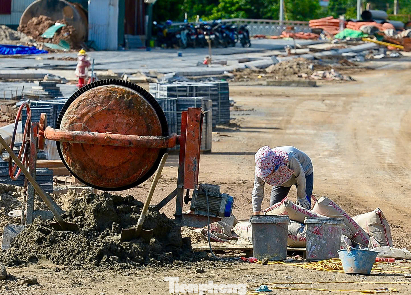 Hiện tại trên công trường vẫn nhộn nhịp, các đơn vị nhà thầu cam kết hoàn chỉnh các hạng mục liên quan, đưa công trình vào sử dụng trong tháng 12 nếu điều kiện thời tiết thuận lợi. Hiện tại các đơn vị đang tập trung thi công đoạn cuối tuyến giáp với Hà Đông. Hiện tại trên công trường vẫn nhộn nhịp, các đơn vị nhà thầu cam kết hoàn chỉnh các hạng mục liên quan, đưa công trình vào sử dụng trong tháng 12 nếu điều kiện thời tiết thuận lợi. Hiện tại các đơn vị đang tập trung thi công đoạn cuối tuyến giáp với Hà Đông.