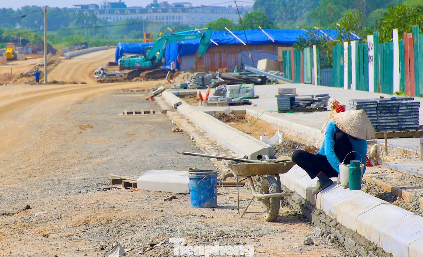 Hiện tại trên công trường vẫn nhộn nhịp, các đơn vị nhà thầu cam kết hoàn chỉnh các hạng mục liên quan, đưa công trình vào sử dụng trong tháng 12 nếu điều kiện thời tiết thuận lợi. Hiện tại các đơn vị đang tập trung thi công đoạn cuối tuyến giáp với Hà Đông. Hiện tại trên công trường vẫn nhộn nhịp, các đơn vị nhà thầu cam kết hoàn chỉnh các hạng mục liên quan, đưa công trình vào sử dụng trong tháng 12 nếu điều kiện thời tiết thuận lợi. Hiện tại các đơn vị đang tập trung thi công đoạn cuối tuyến giáp với Hà Đông.