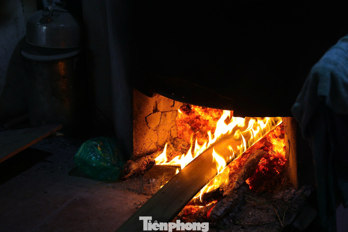 Khi rang cốm người dân trong làng đều dùng củi gỗ chứ không dùng than để cốm mới dậy mùi thơm nguyên vẹn. Lúc bắt đầu rang phải để to lửa, khi cốm tái phải giảm lửa, bởi nếu lửa to quá sẽ bị cháy và lửa nhỏ quá cốm sẽ không đạt yêu cầu dẻo. Mỗi mẻ rang kéo dài khoảng hơn 2 tiếng.