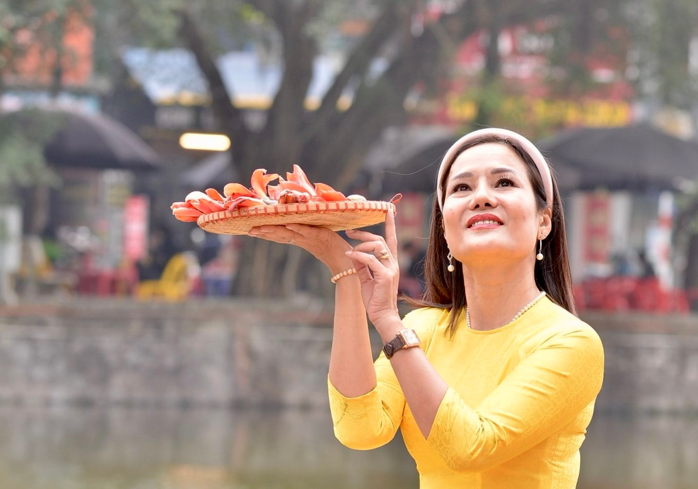 Nơi đây trở thành điểm đến ưa thích của giới trẻ check-in mỗi độ hoa bung sắc nở đỏ rực. Nơi đây trở thành điểm đến ưa thích của giới trẻ check-in mỗi độ hoa bung sắc nở đỏ rực.