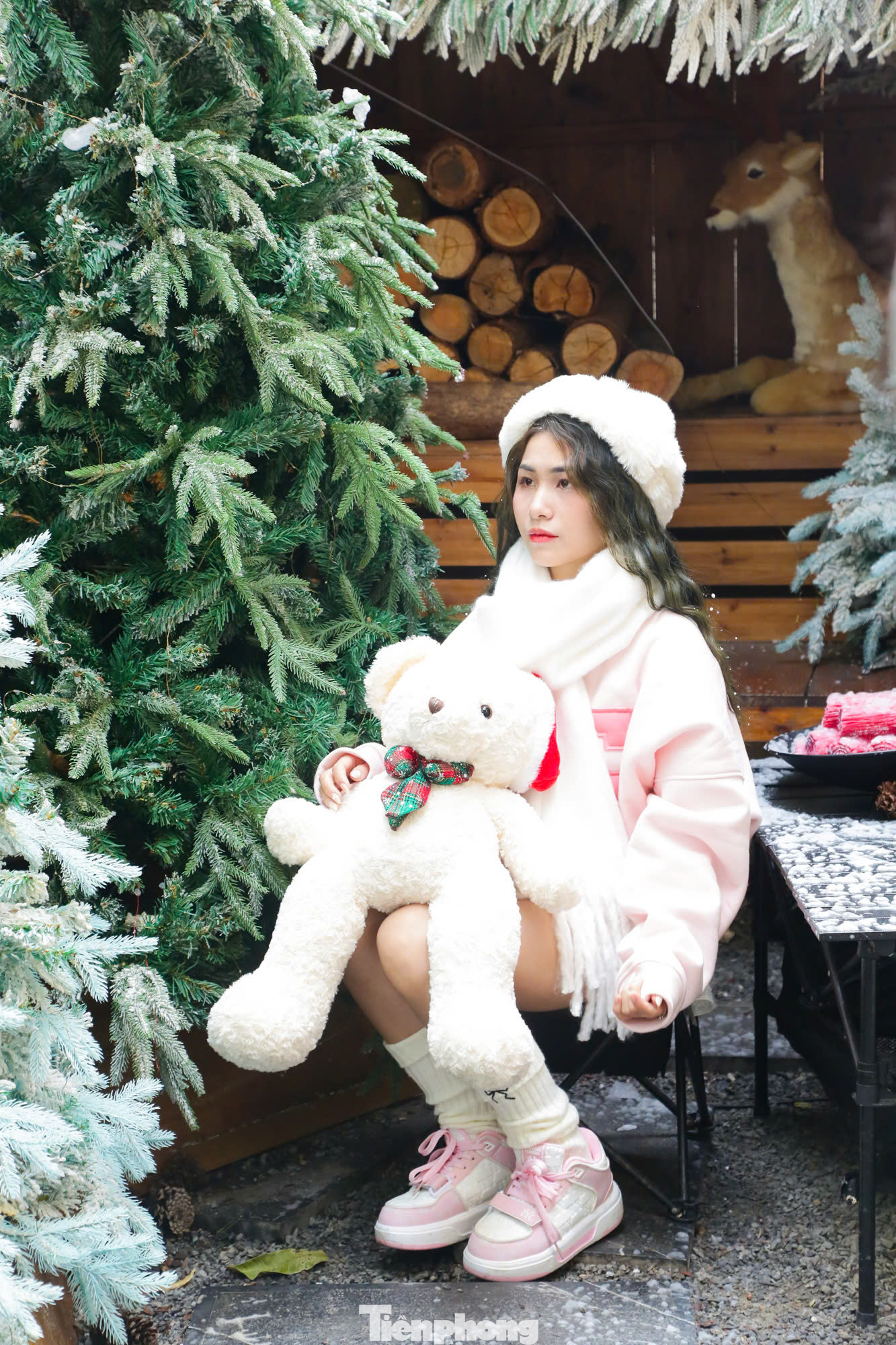 Bạn Ngọc Hân -nữ sinh Trường Đại học Kiểm sát Hà Nội chia sẻ: "Tình cờ lướt mạng tìm thấy quán khá xinh, thấy có cả phun tuyết, đa dạng concept, có cả phụ kiện và trang phục để thuê nên nhóm mình rủ nhau cùng đến đây để săn hình đẹp cho mùa Giáng sinh năm nay".