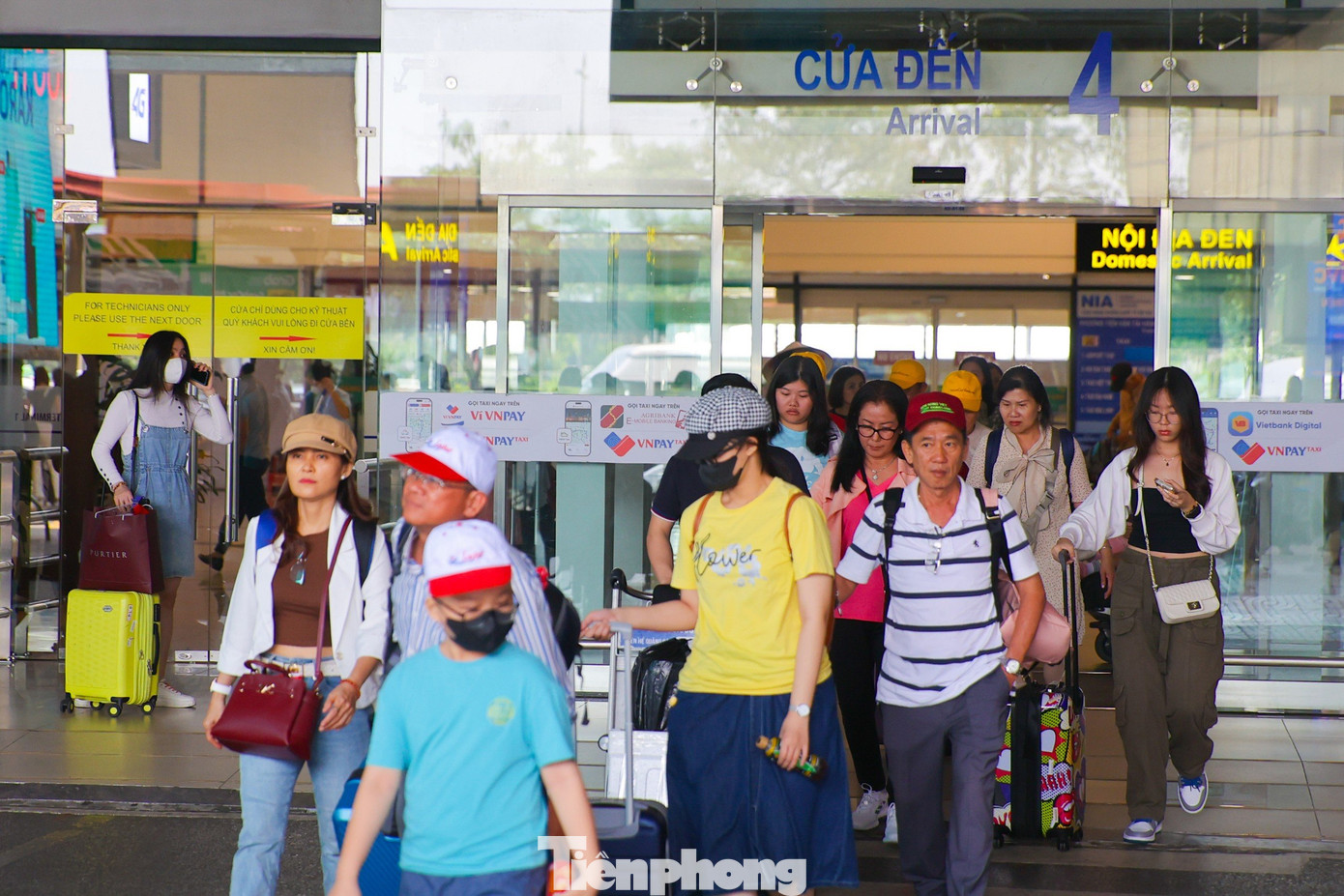 Sáng 27/4, hành khách bắt đầu đến sân bay Nội bài để đón các chuyến bay về quê hoặc đi du lịch trong kỳ nghỉ kéo dài 5 ngày. Sân đỗ ôtô chật kín, các cửa đến - đi cũng đông đúc khiến sân bay luôn tấp nập, nhộn nhịp.