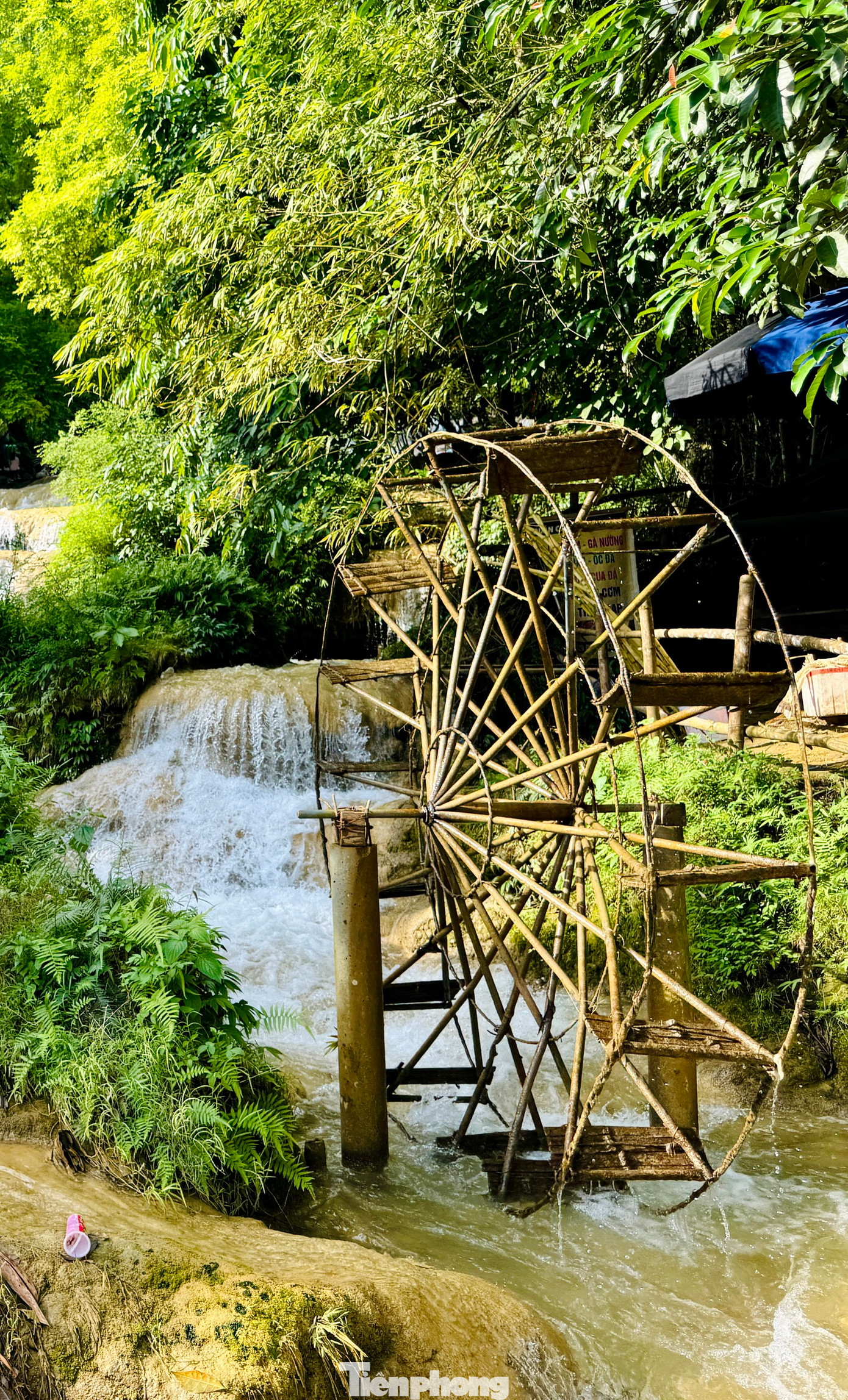 Từ độ cao khoảng trên 100 m đổ xuống, thác Mây (xã Thạch Lâm, Thạch Thành) hấp dẫn du khách bởi nét đẹp nguyên sơ, thấm đẫm hơi thở núi rừng.