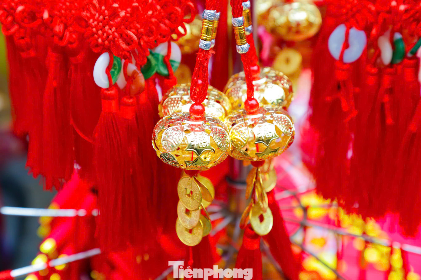 cho Pháo dây, hoa giấy, lục lạc vàng được làm cầu kỳ, bắt mắt. cho Pháo dây, hoa giấy, lục lạc vàng được làm cầu kỳ, bắt mắt.