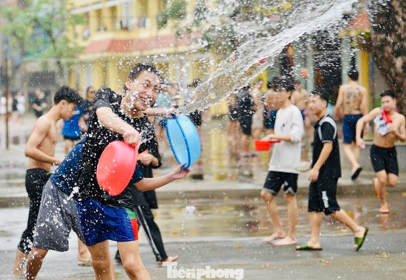 Tục té nước trong ngày Tết cổ truyền Bunpimay của Lào với nét đặc trưng là trong những ngày này dù người lạ hay quen, cũng đều được gia chủ tiếp đón ân cần như nhau và được thể hiện sự quý trọng bằng những ca nước dội lên khắp người khi đến thăm.