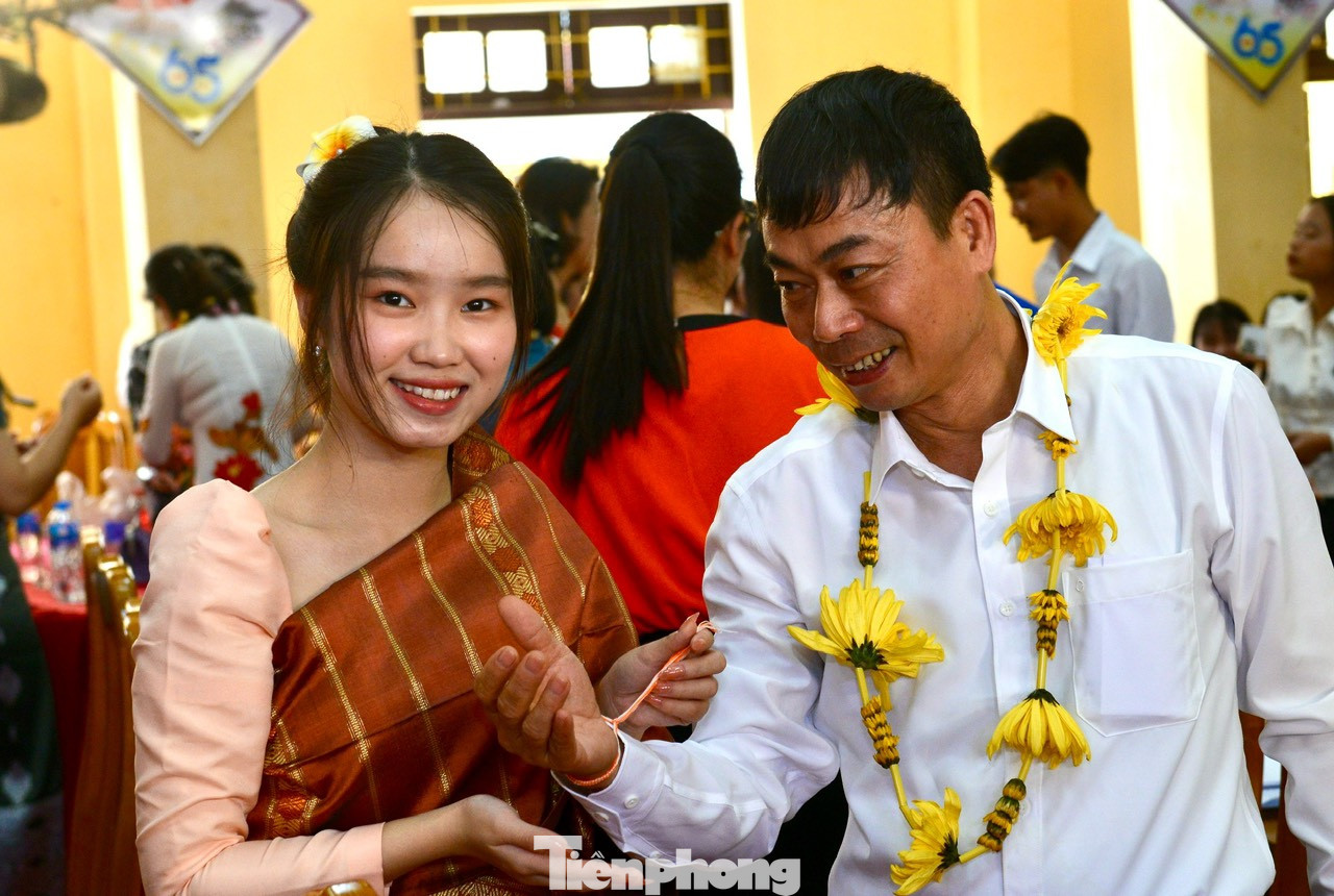 Tết Bunpimay bắt đầu bằng nghi thức cúng Phật, mọi người cùng nhau ngồi quanh bàn cùng với những sợi chỉ được nối dài tới từng người. Thầy cô giáo cùng học sinh tham gia nghi thức buộc chỉ cầu may.