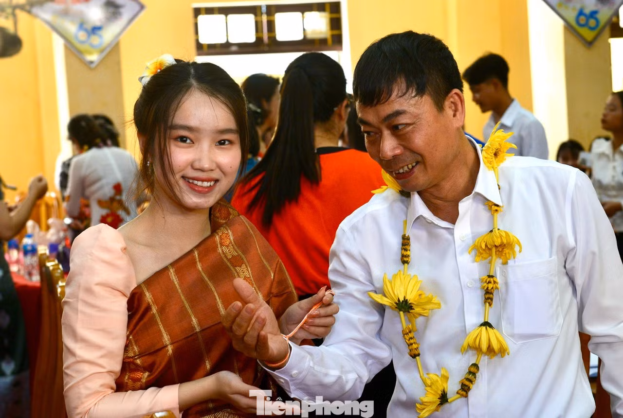 Tết Bunpimay bắt đầu bằng nghi thức cúng Phật, mọi người cùng nhau ngồi quanh bàn cùng với những sợi chỉ được nối dài tới từng người. Thầy cô giáo cùng học sinh tham gia nghi thức buộc chỉ cầu may.