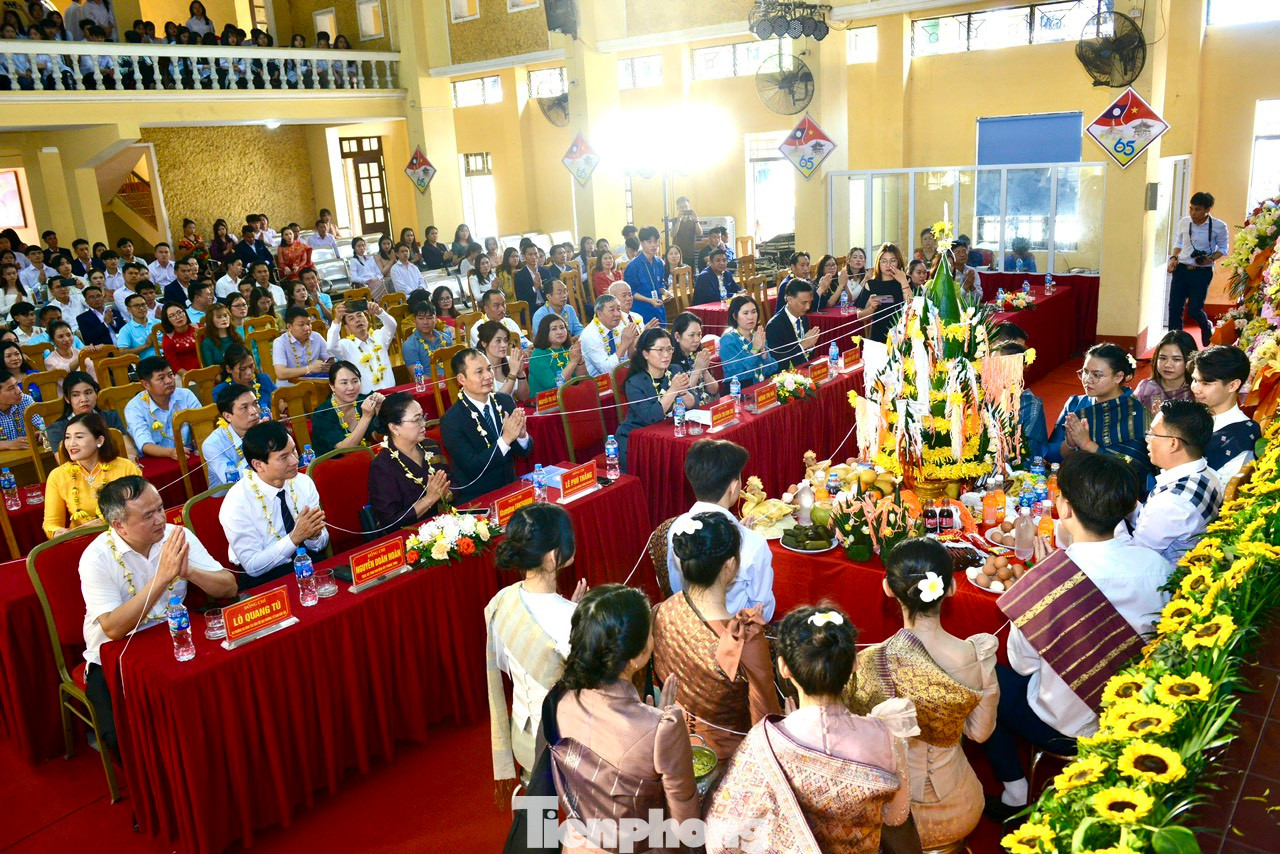 Bunpimay hay còn gọi là Tết Hốt nậm (té nước) là ngày Tết cổ truyền lớn nhất của người dân Lào, diễn ra từ ngày 13 – 16/4 dương lịch hàng năm. Các sinh viên Lào, các thầy cô và bạn bè trong trường ngồi quây quần bên nhau, bên mâm cỗ đặc trưng văn hóa xứ Triệu Voi, cùng gửi đến nhau những lời chúc tốt đẹp nhất.