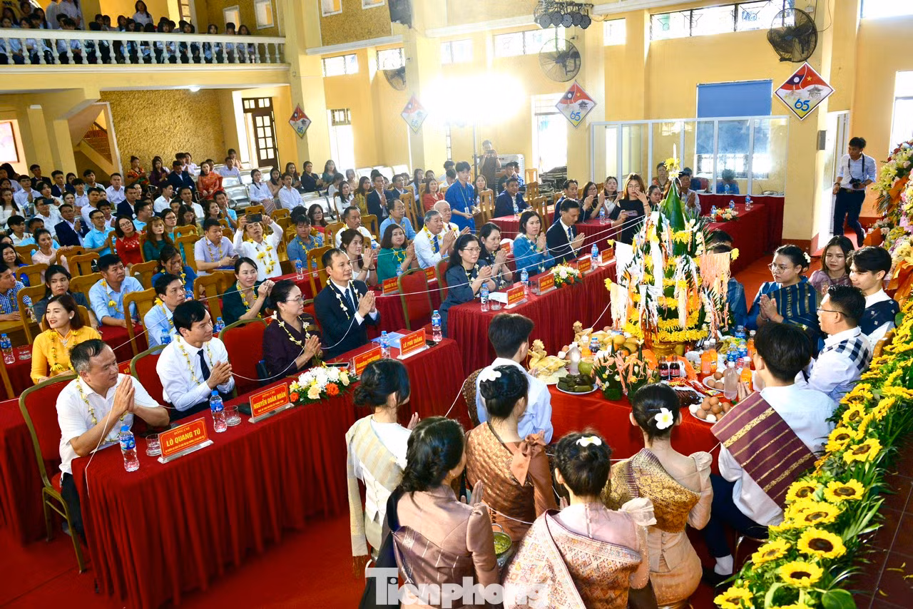 Bunpimay hay còn gọi là Tết Hốt nậm (té nước) là ngày Tết cổ truyền lớn nhất của người dân Lào, diễn ra từ ngày 13 – 16/4 dương lịch hàng năm. Các sinh viên Lào, các thầy cô và bạn bè trong trường ngồi quây quần bên nhau, bên mâm cỗ đặc trưng văn hóa xứ Triệu Voi, cùng gửi đến nhau những lời chúc tốt đẹp nhất.