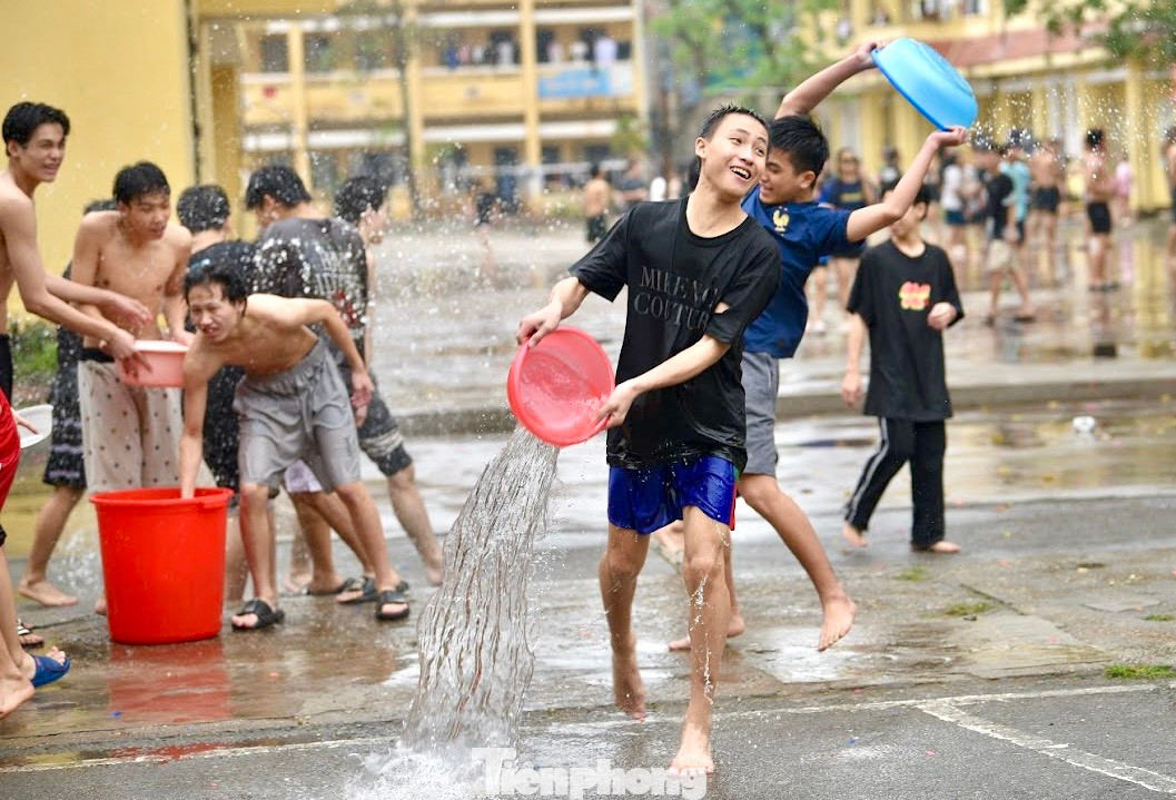Tục té nước trong ngày Tết cổ truyền Bunpimay của Lào với nét đặc trưng là trong những ngày này dù người lạ hay quen, cũng đều được gia chủ tiếp đón ân cần như nhau và được thể hiện sự quý trọng bằng những ca nước dội lên khắp người khi đến thăm.
