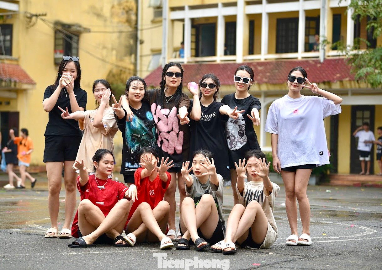 Hàng trăm học sinh Việt Nam, Lào cùng hào hứng tham gia lễ hội té nước.