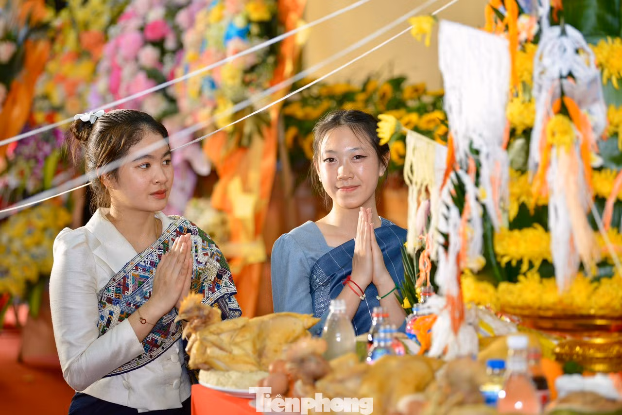 Bunpimay hay còn gọi là Tết Hốt nậm (té nước) là ngày Tết cổ truyền lớn nhất của người dân Lào, diễn ra từ ngày 13 – 16/4 dương lịch hàng năm. Các sinh viên Lào, các thầy cô và bạn bè trong trường ngồi quây quần bên nhau, bên mâm cỗ đặc trưng văn hóa xứ Triệu Voi, cùng gửi đến nhau những lời chúc tốt đẹp nhất.